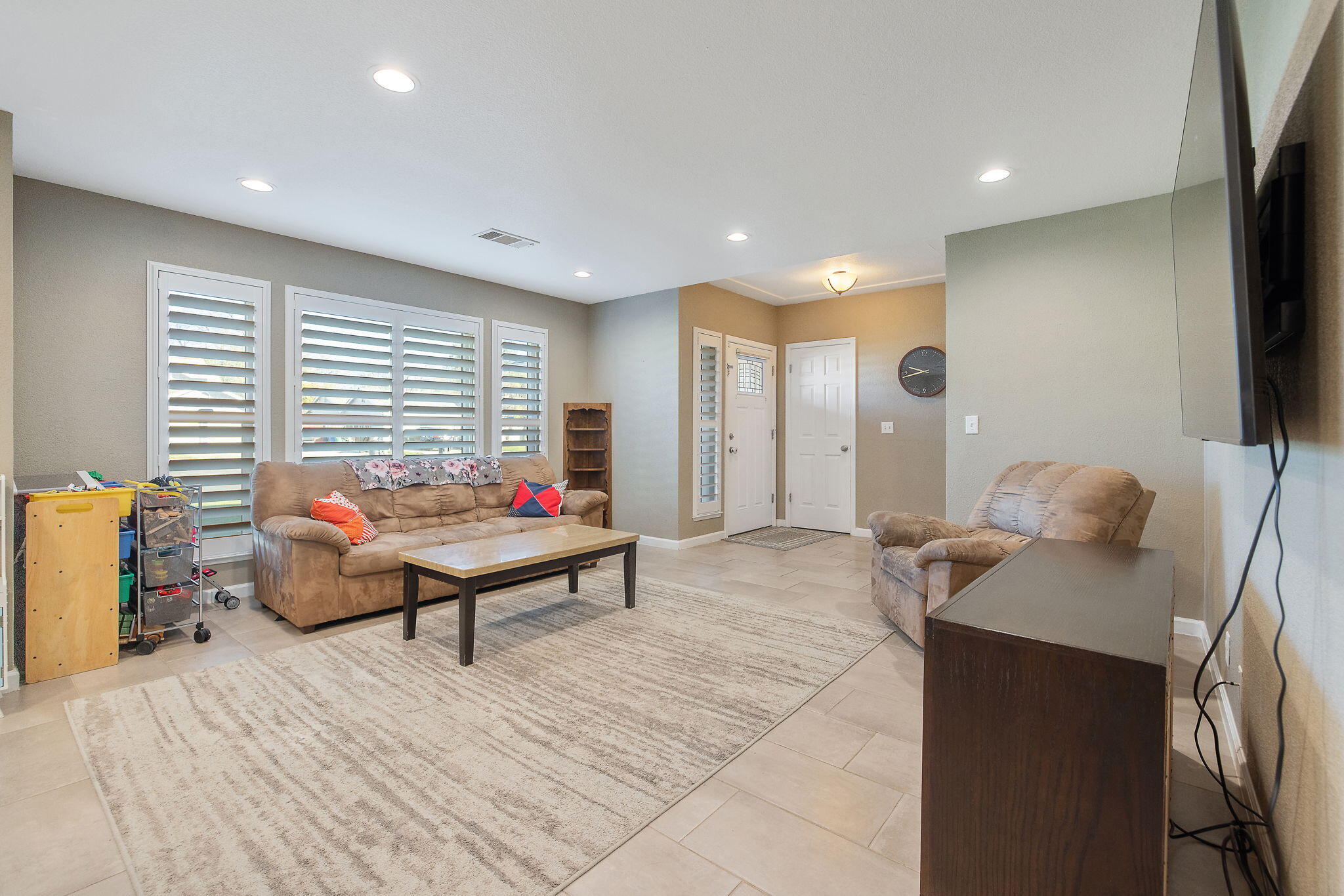 399 Palm Cir, Hanford, CA 93230