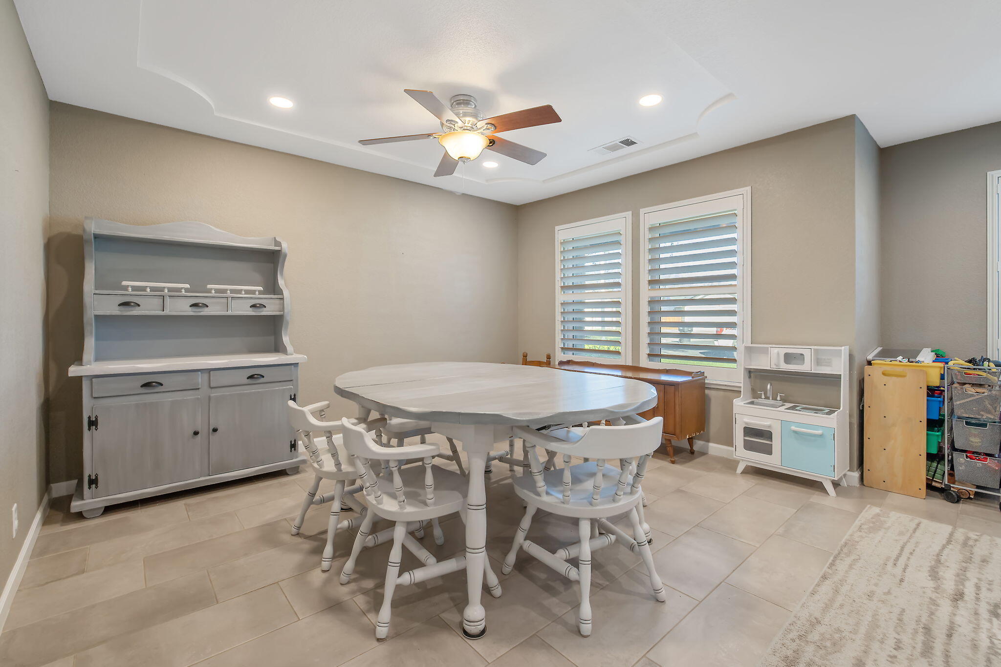 399 Palm Cir, Hanford, CA 93230