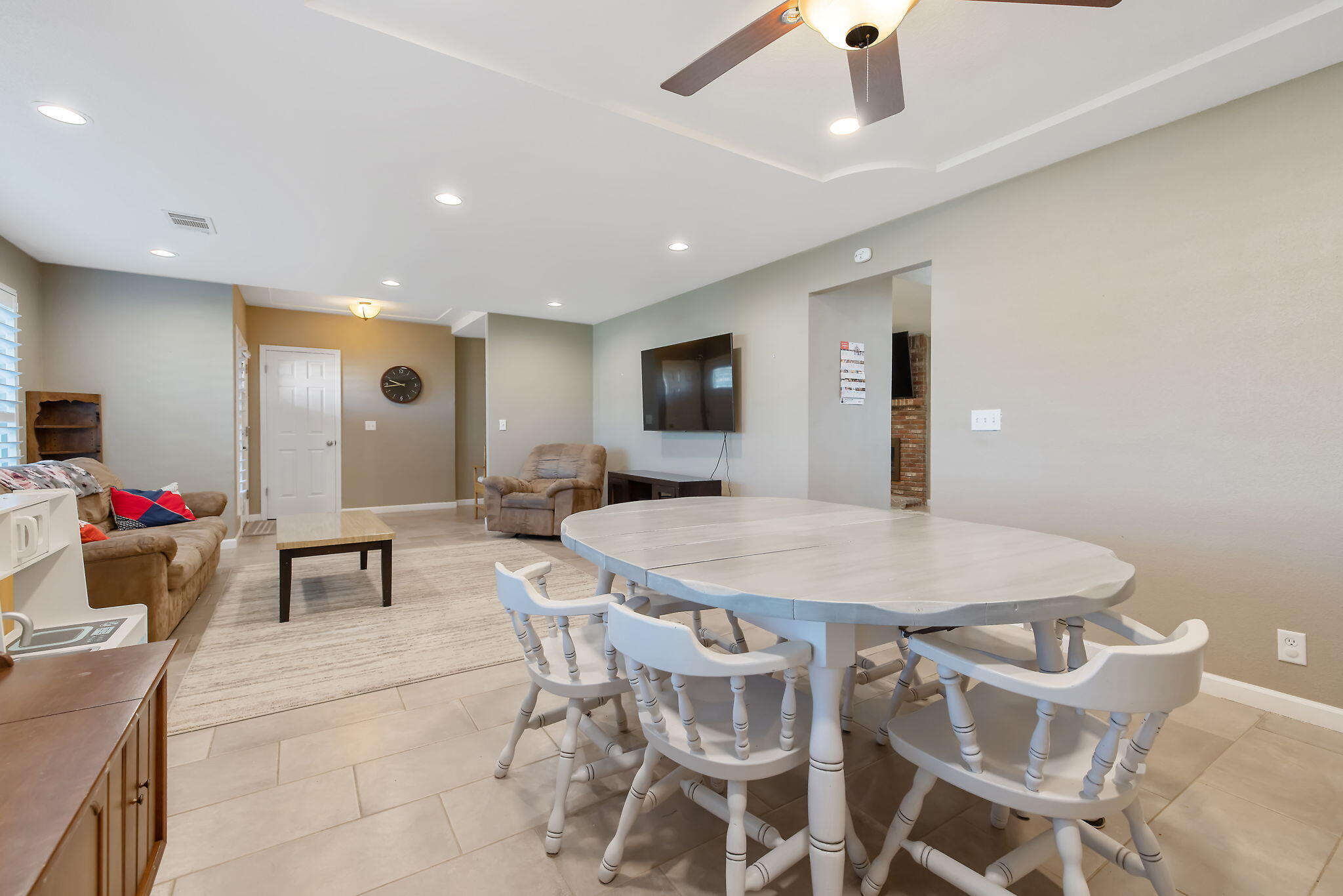 399 Palm Cir, Hanford, CA 93230