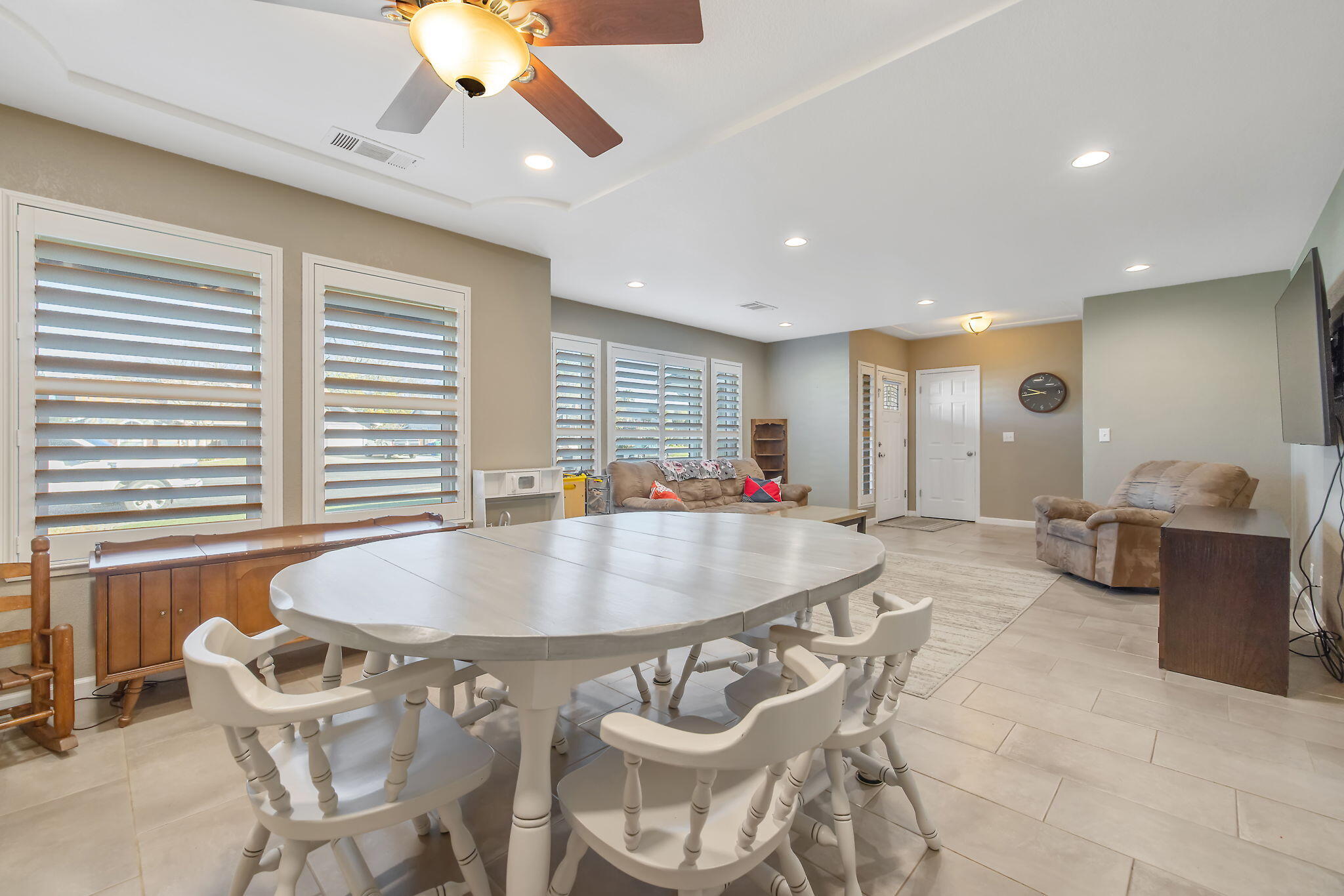 399 Palm Cir, Hanford, CA 93230