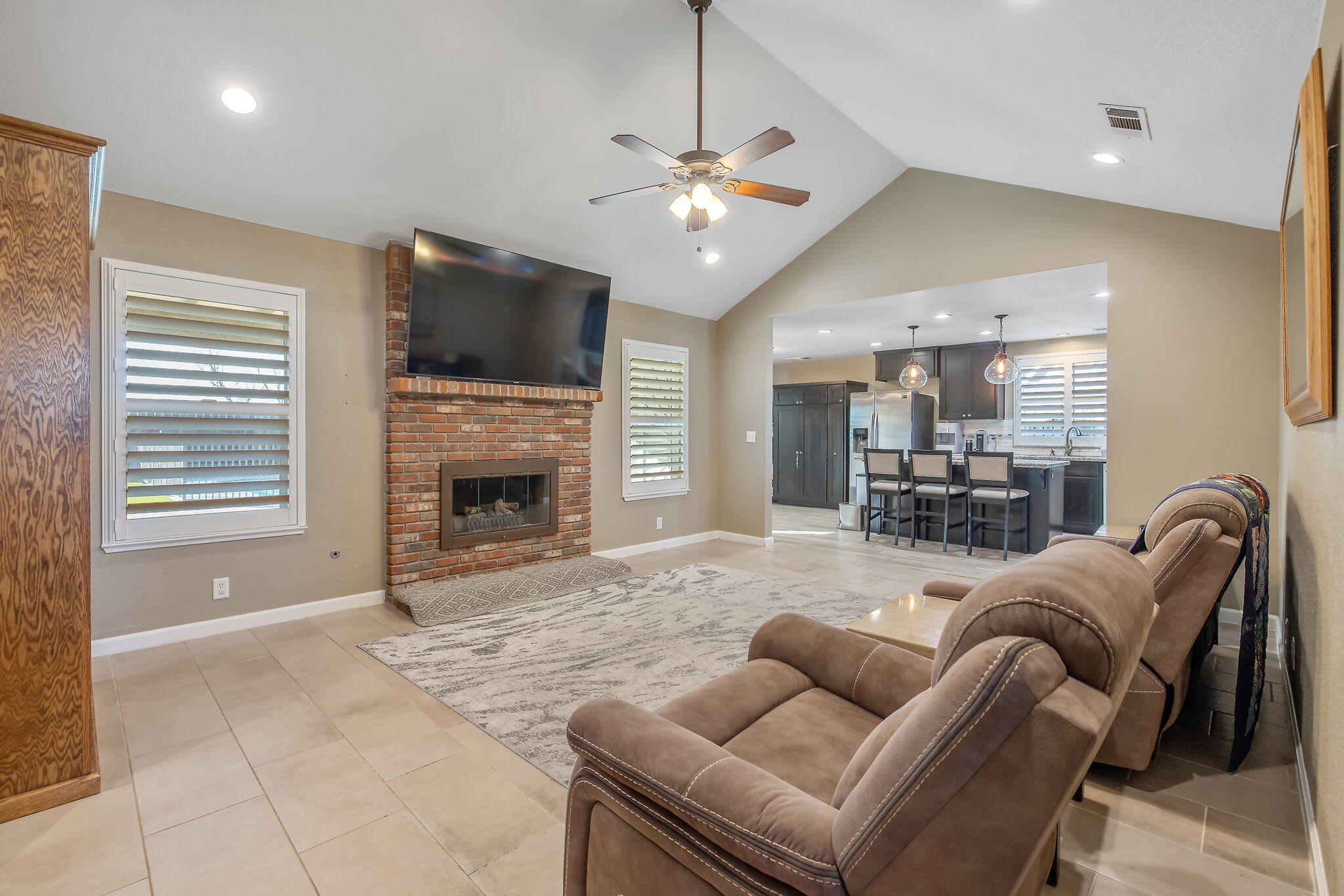 399 Palm Cir, Hanford, CA 93230