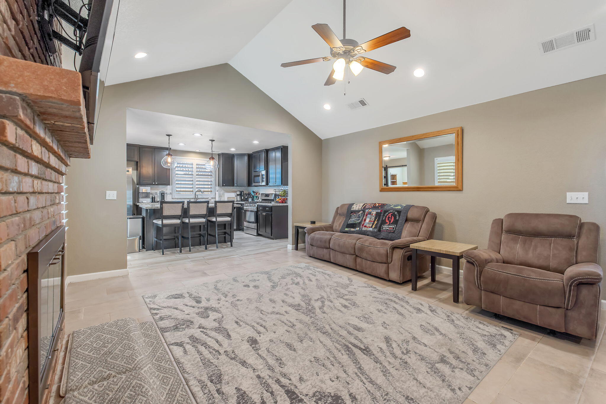 399 Palm Cir, Hanford, CA 93230