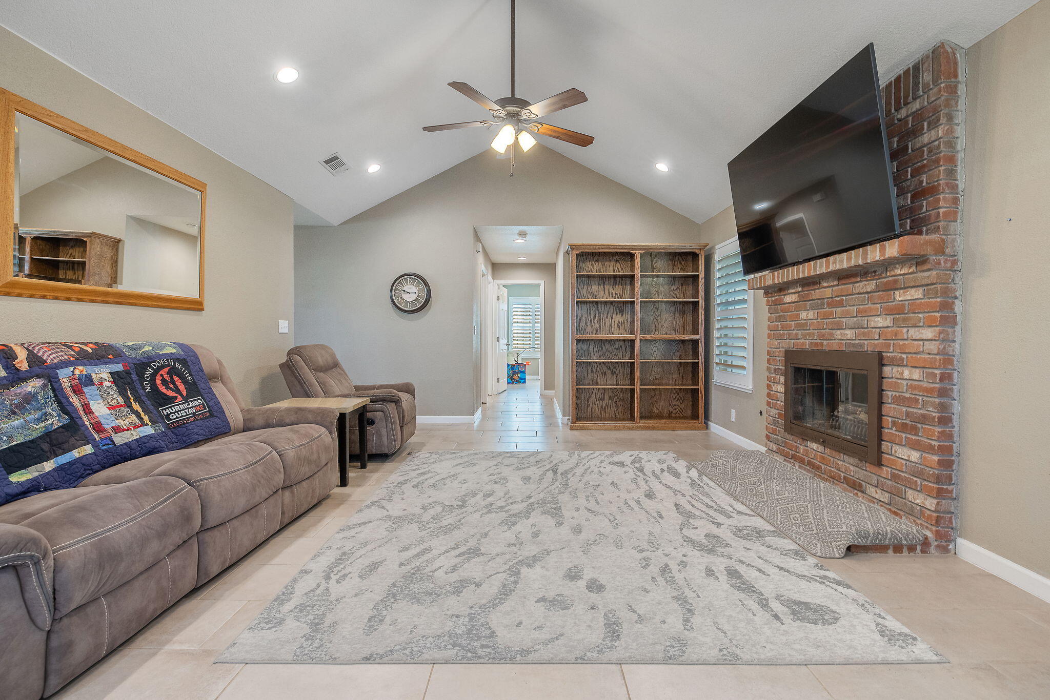 399 Palm Cir, Hanford, CA 93230