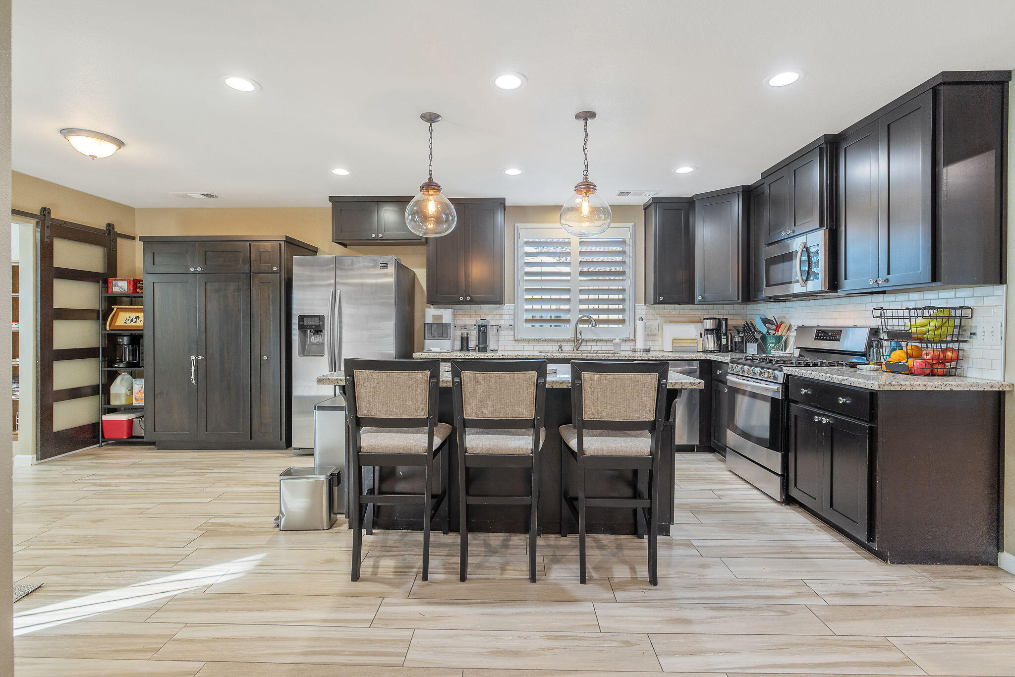 399 Palm Cir, Hanford, CA 93230