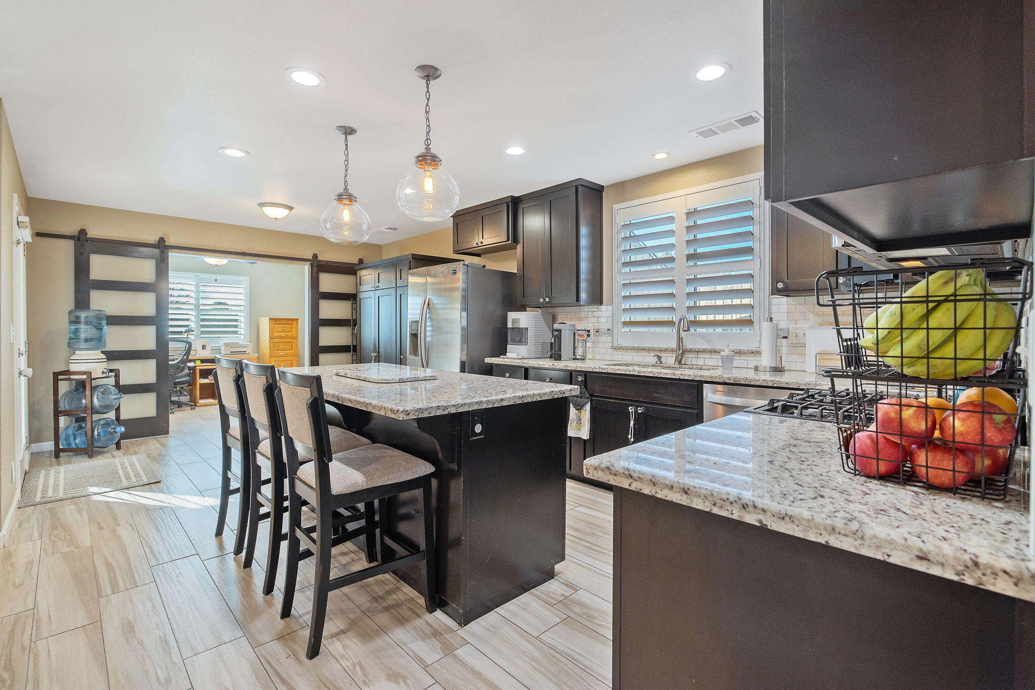 399 Palm Cir, Hanford, CA 93230