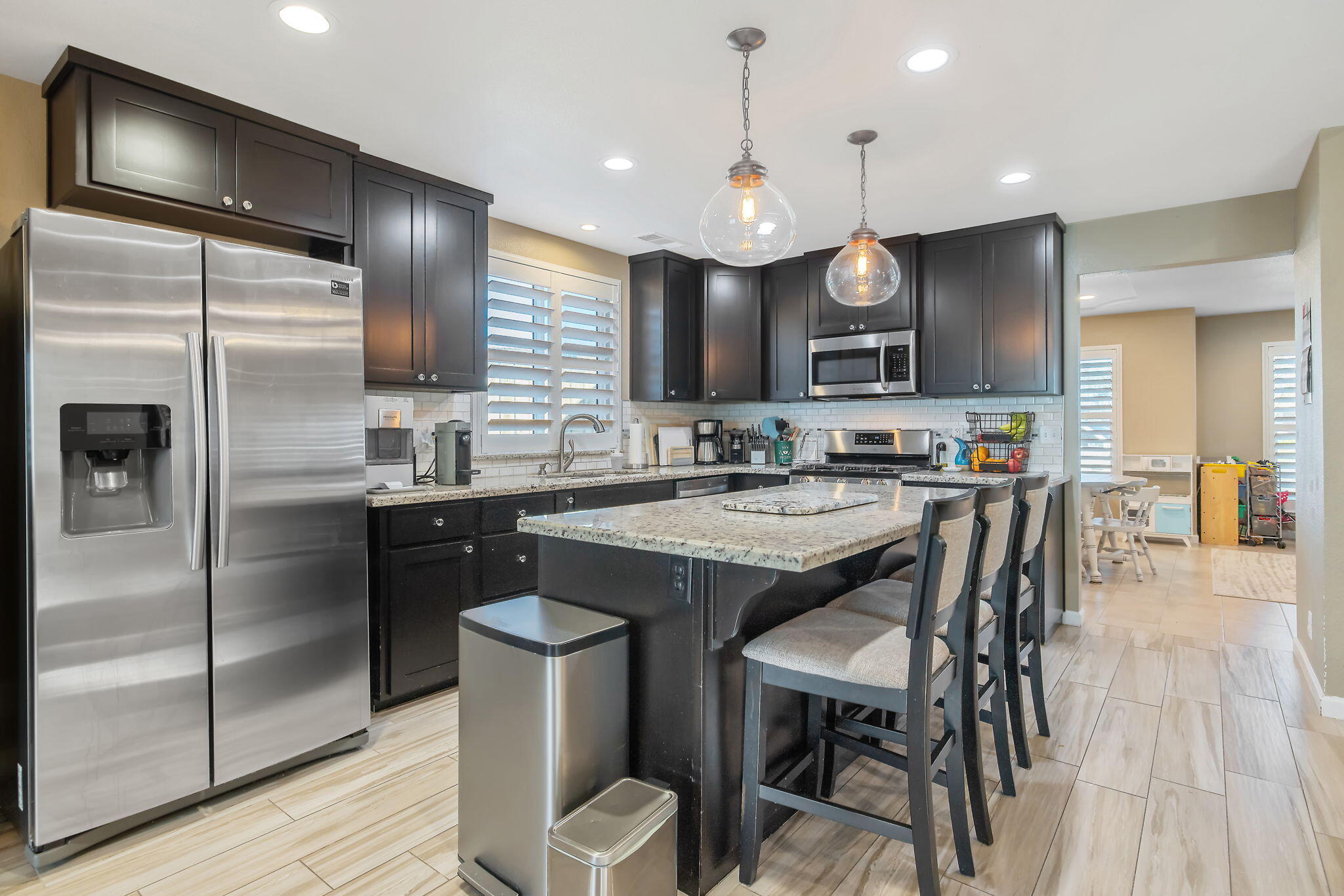 399 Palm Cir, Hanford, CA 93230