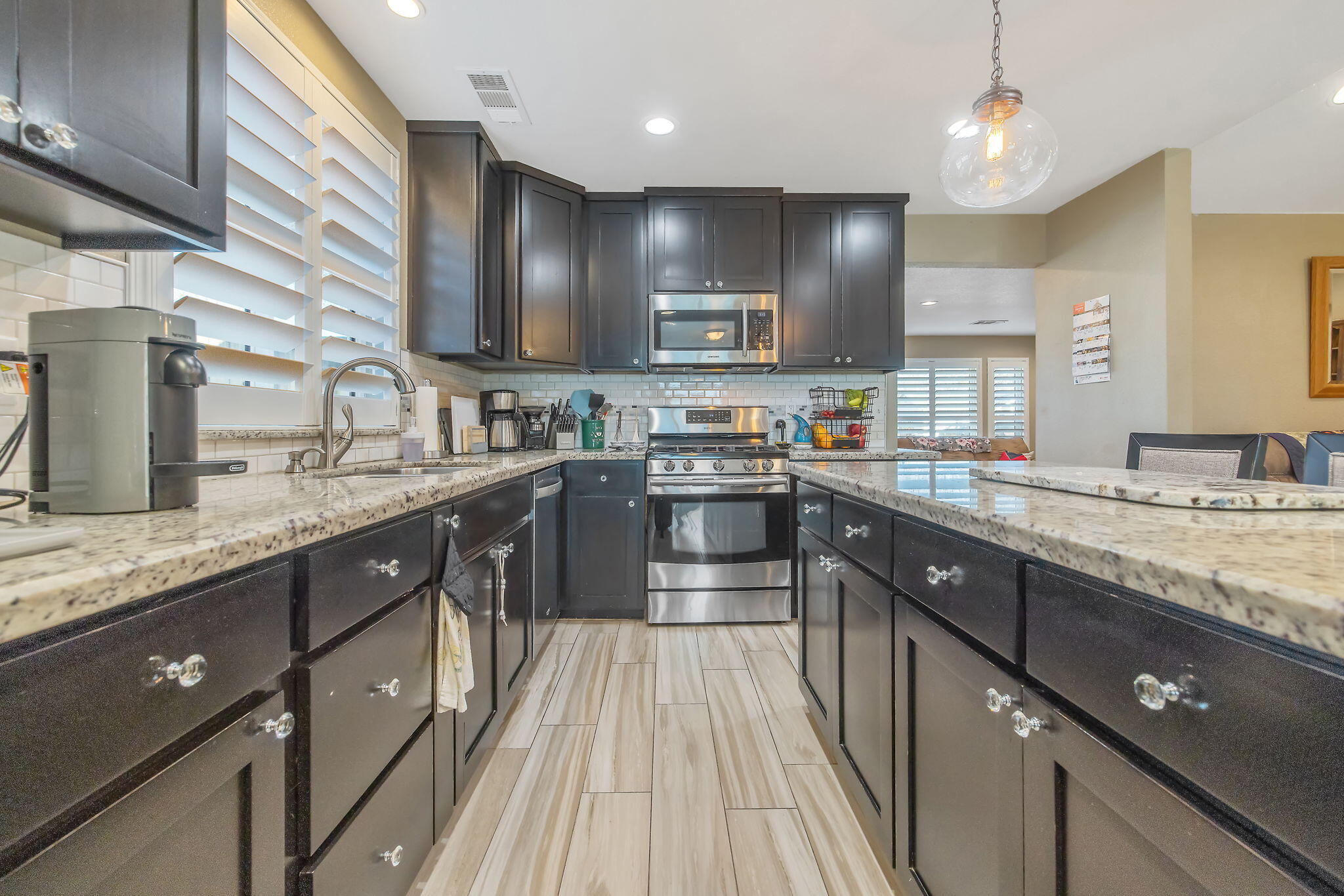 399 Palm Cir, Hanford, CA 93230