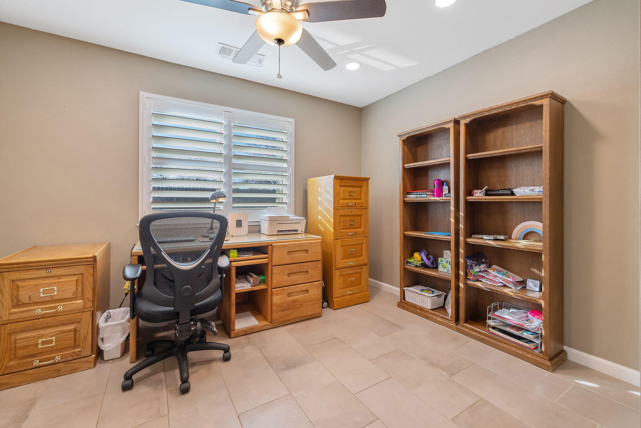 399 Palm Cir, Hanford, CA 93230