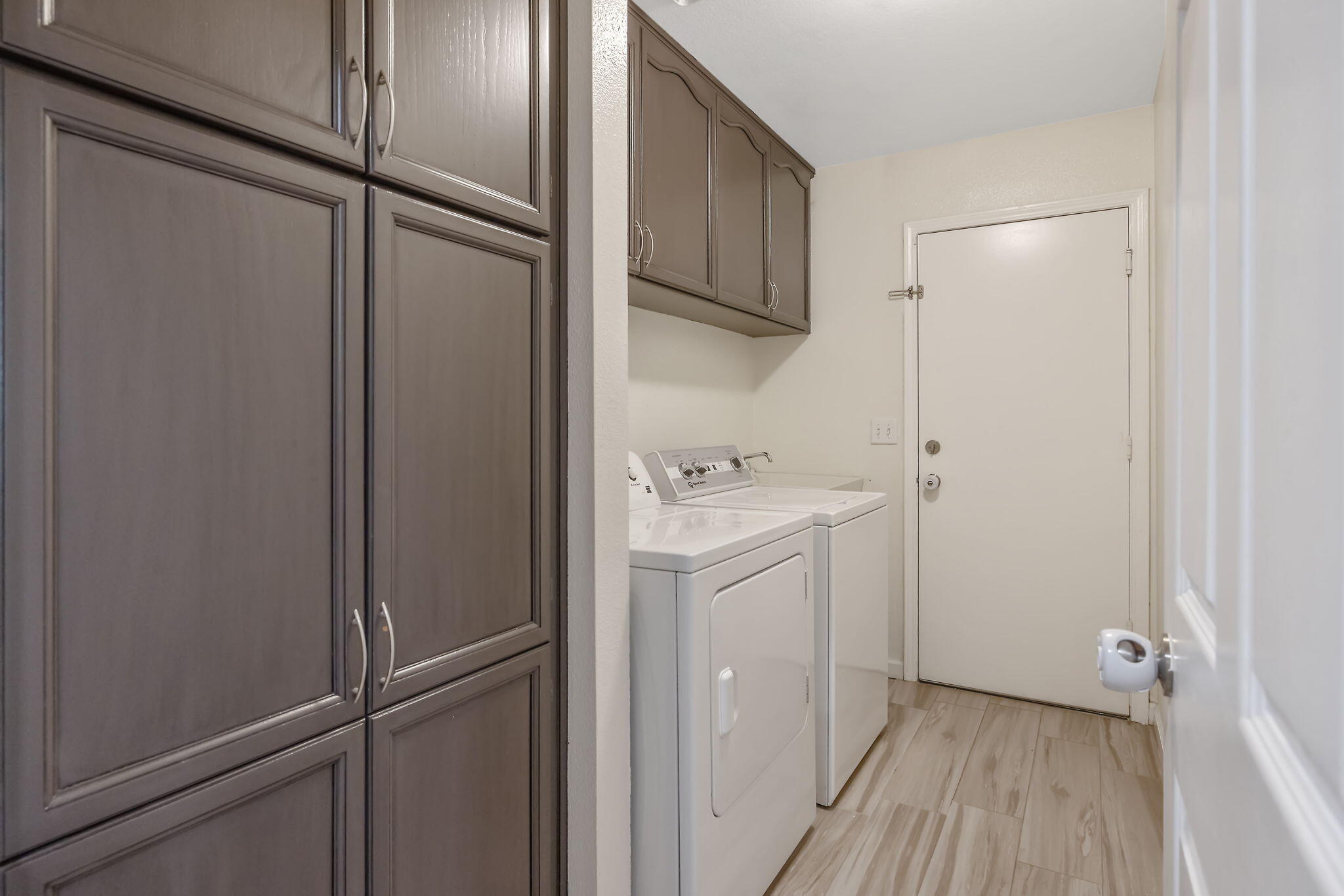 399 Palm Cir, Hanford, CA 93230