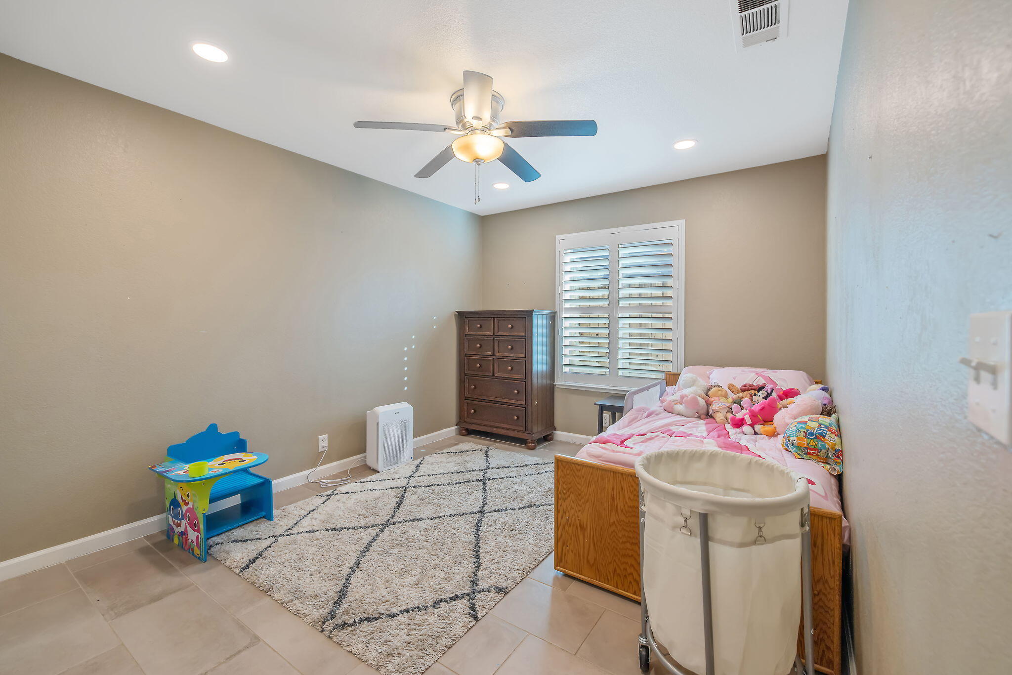 399 Palm Cir, Hanford, CA 93230