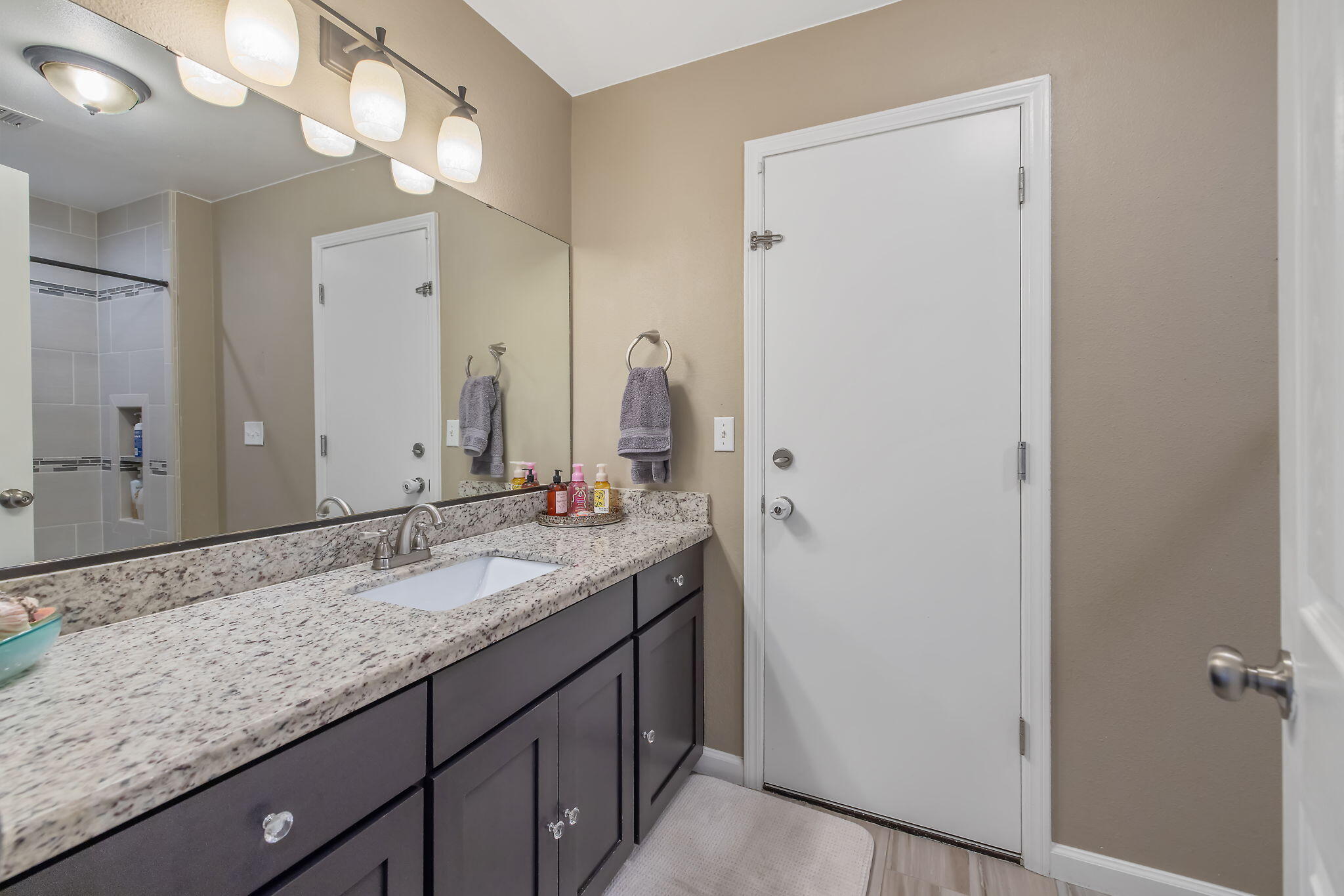 399 Palm Cir, Hanford, CA 93230