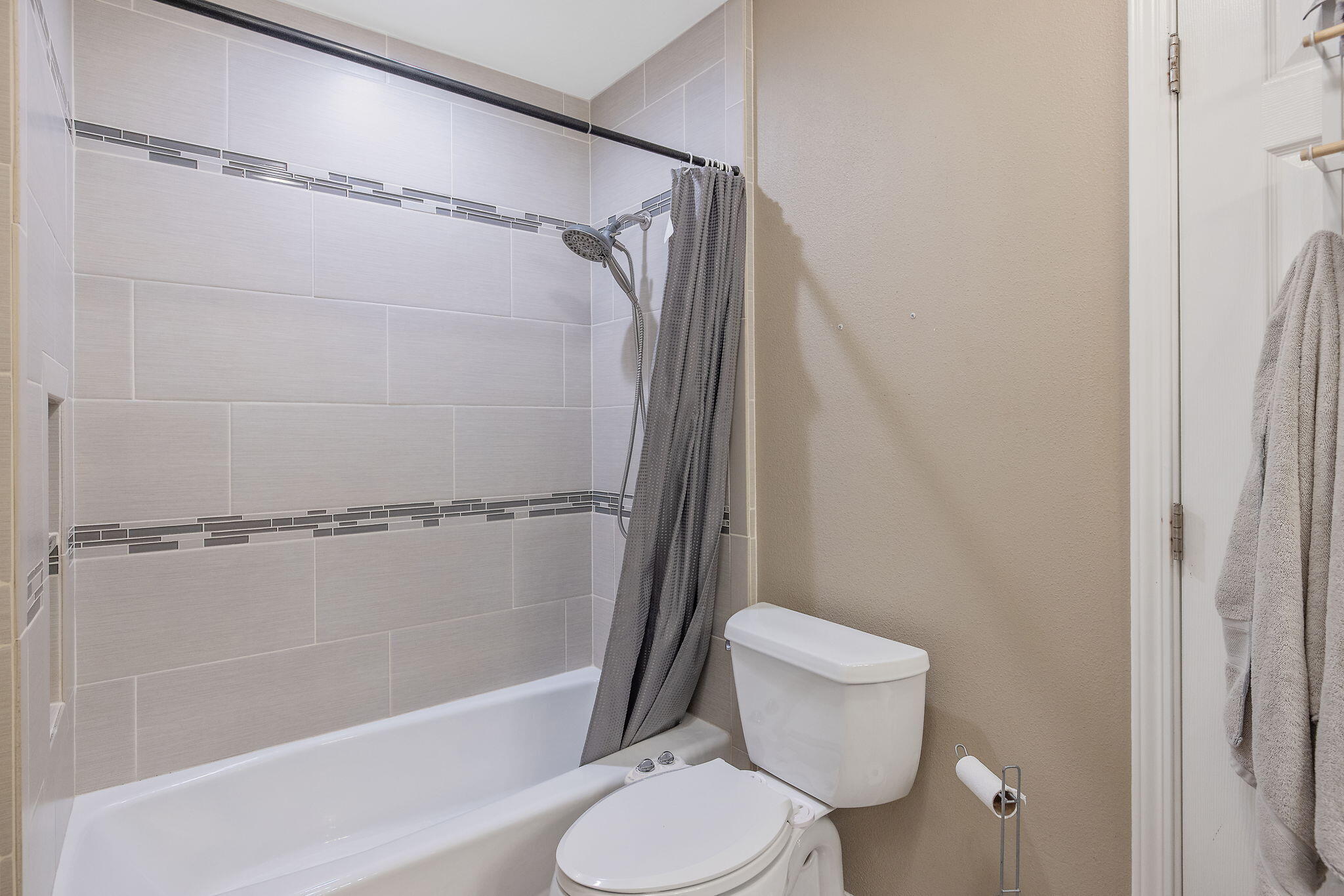 399 Palm Cir, Hanford, CA 93230