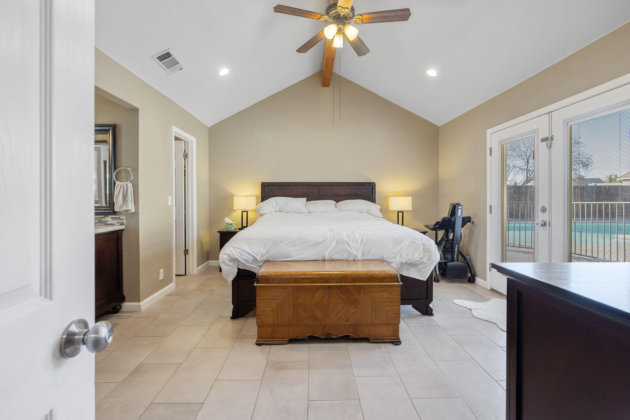 399 Palm Cir, Hanford, CA 93230