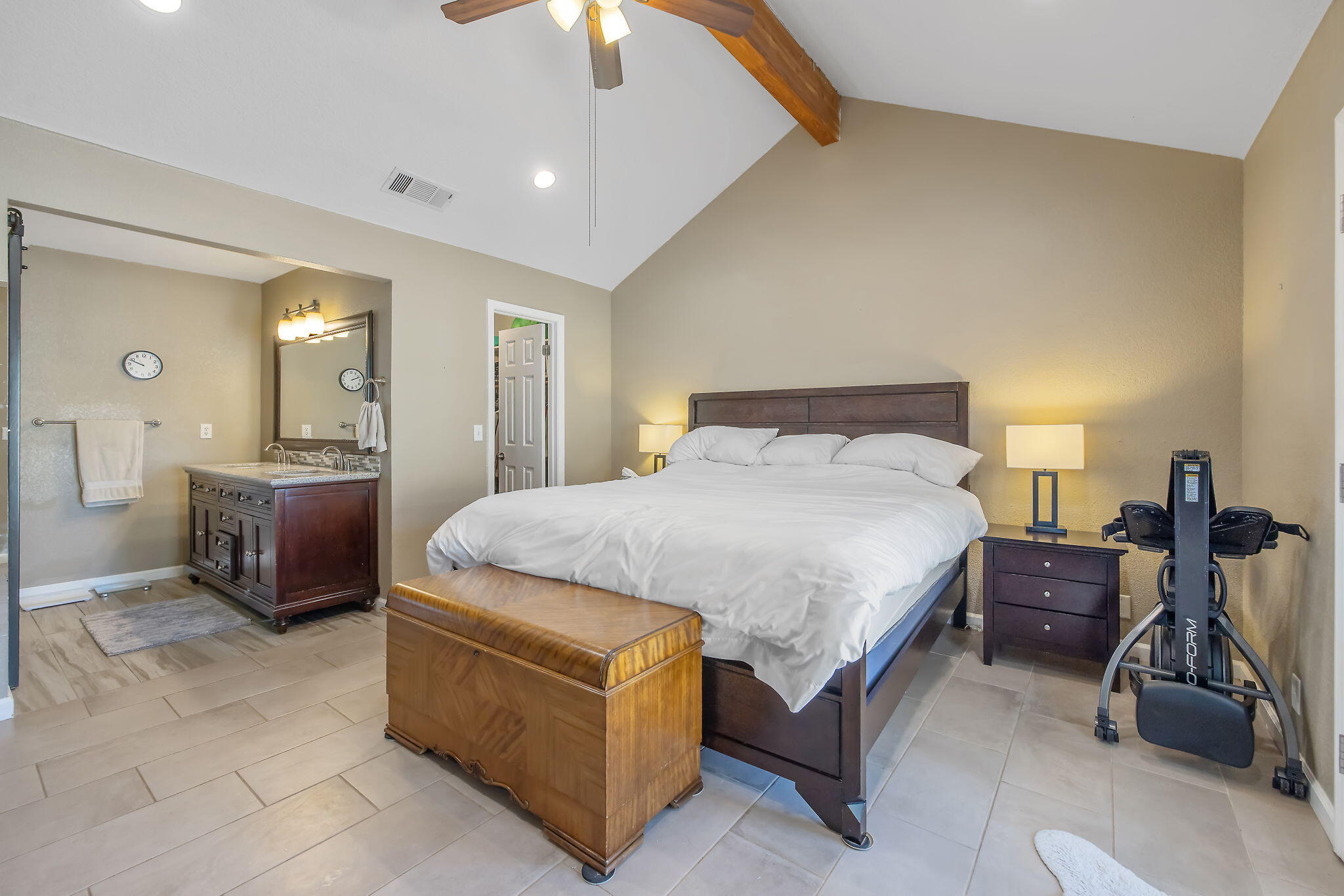 399 Palm Cir, Hanford, CA 93230