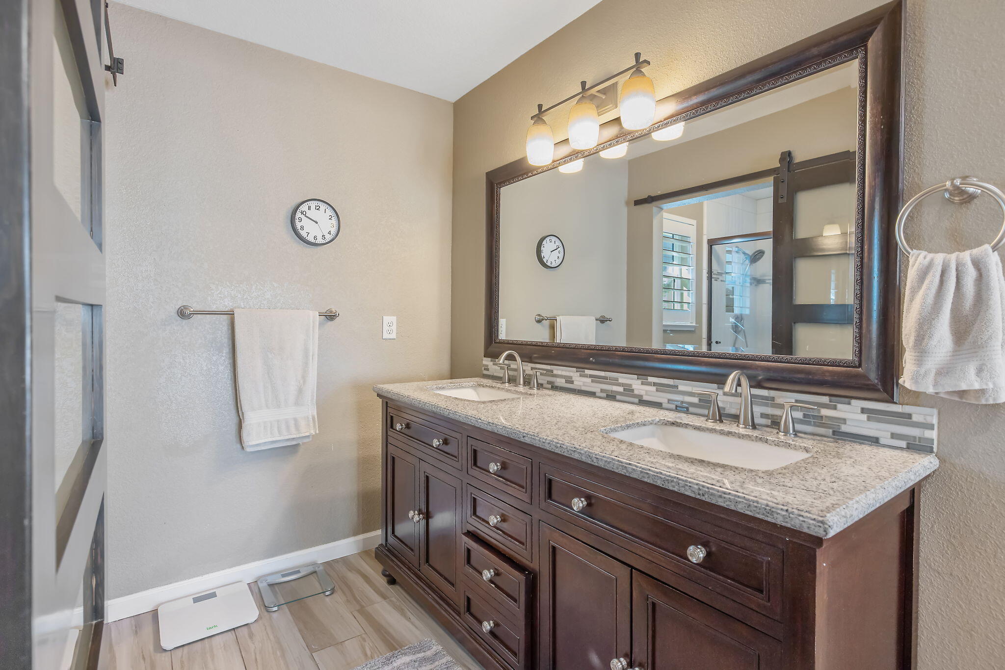 399 Palm Cir, Hanford, CA 93230