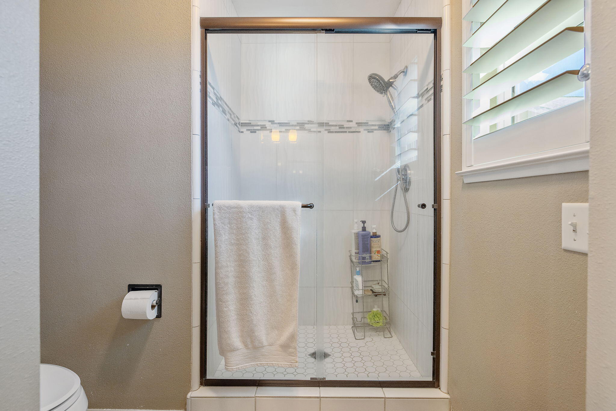 399 Palm Cir, Hanford, CA 93230