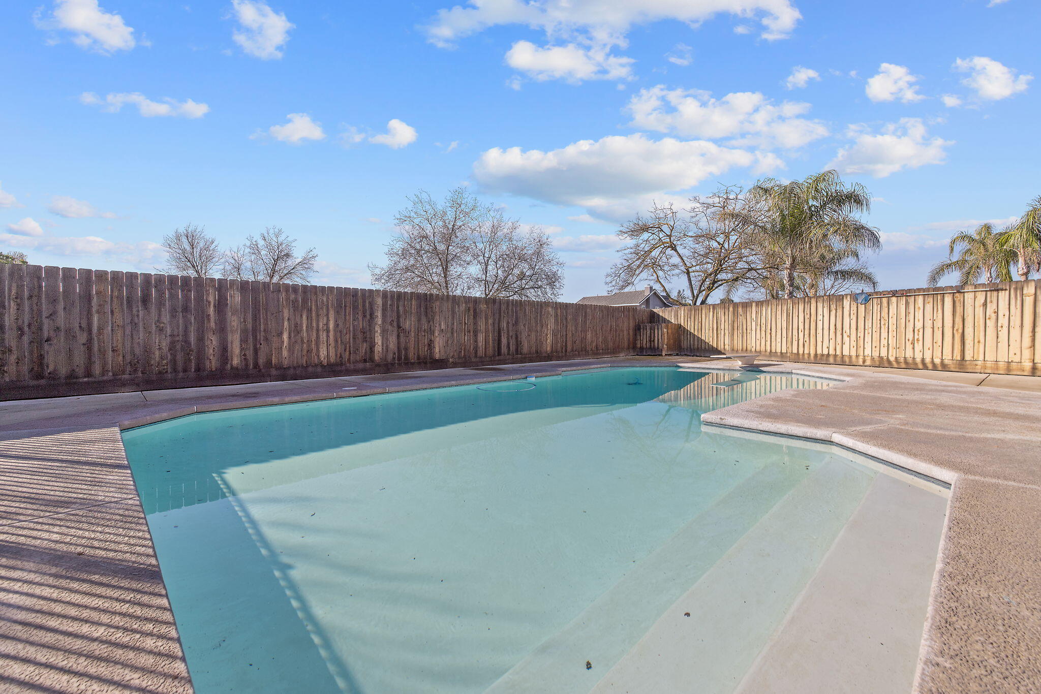 399 Palm Cir, Hanford, CA 93230