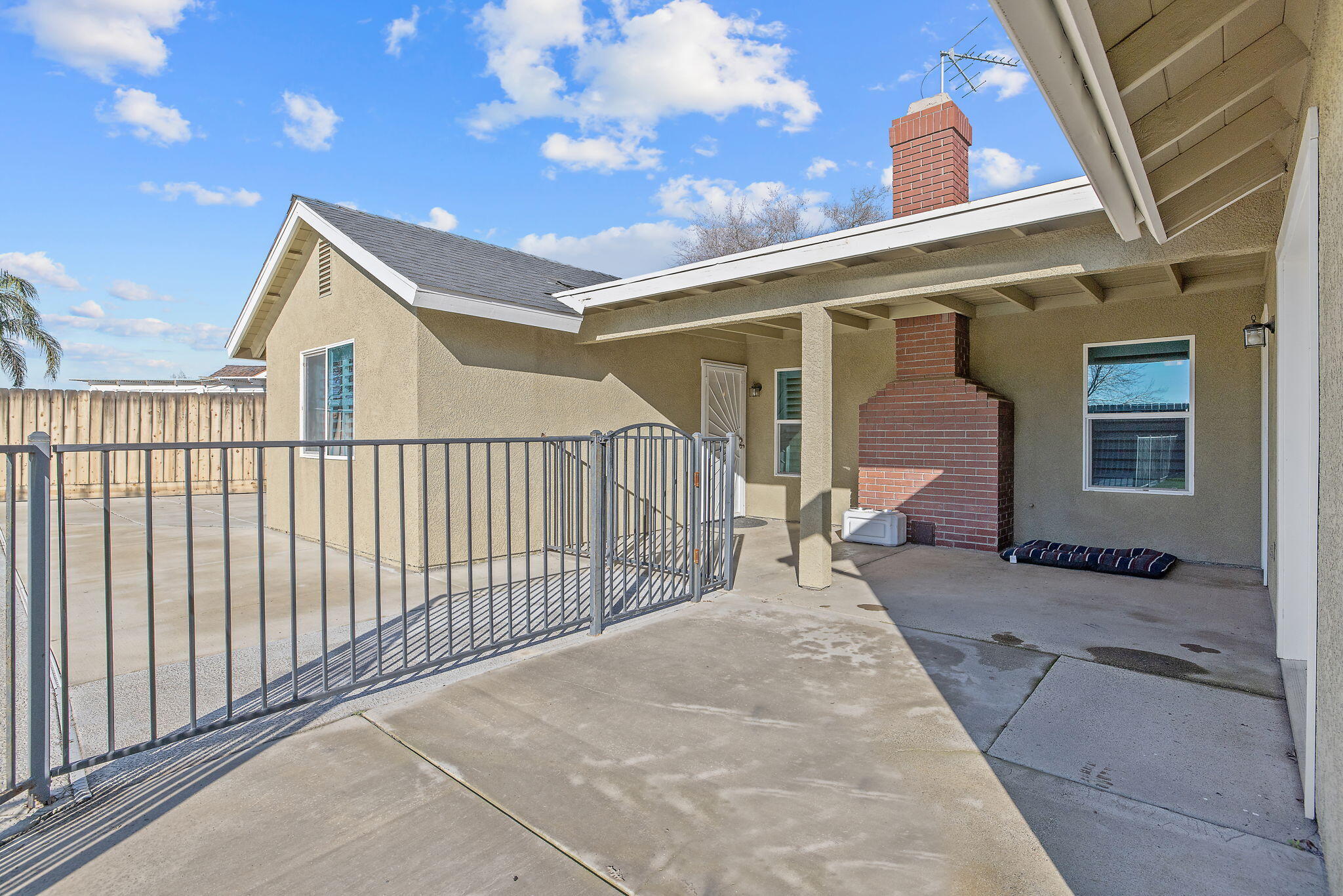 399 Palm Cir, Hanford, CA 93230