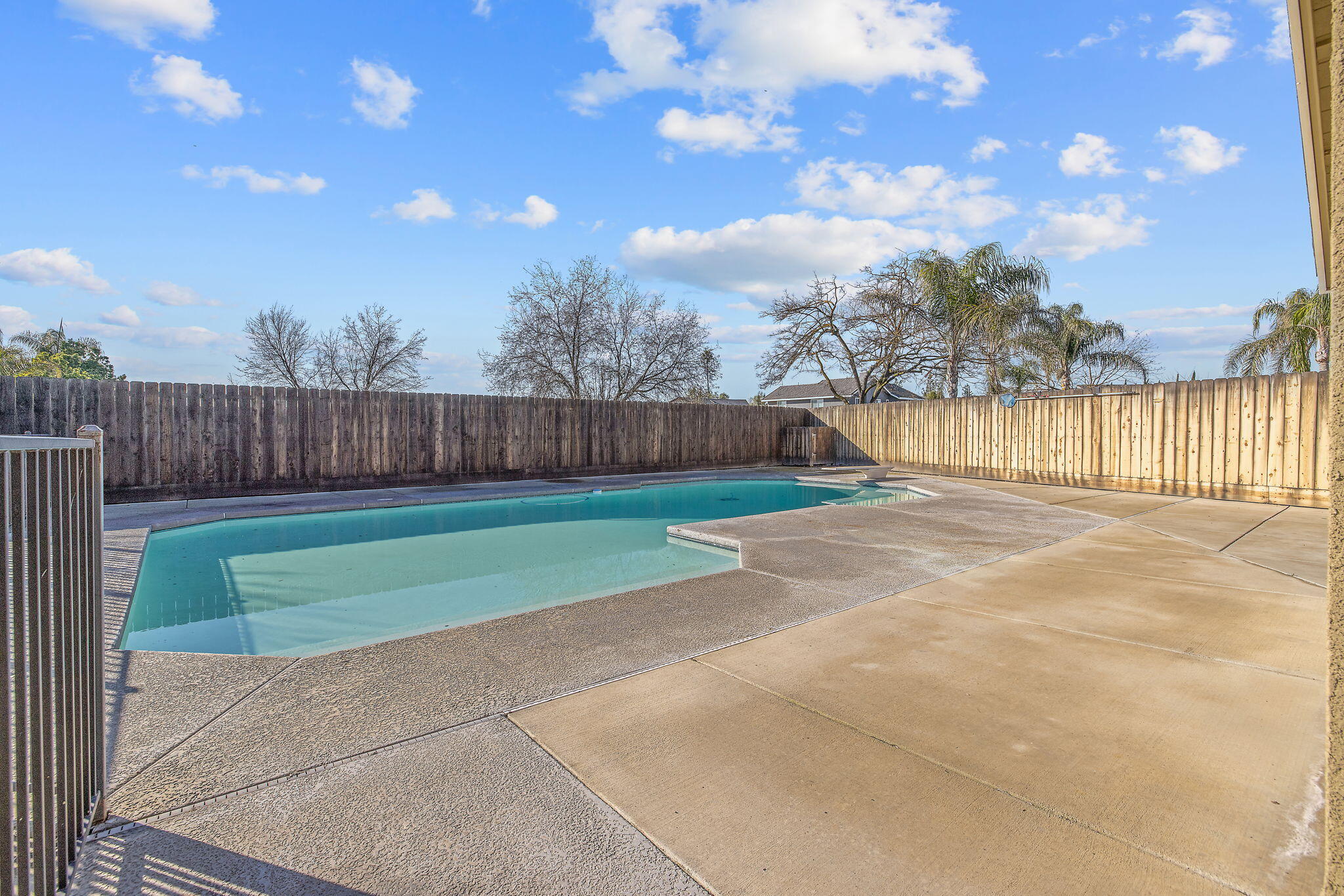 399 Palm Cir, Hanford, CA 93230