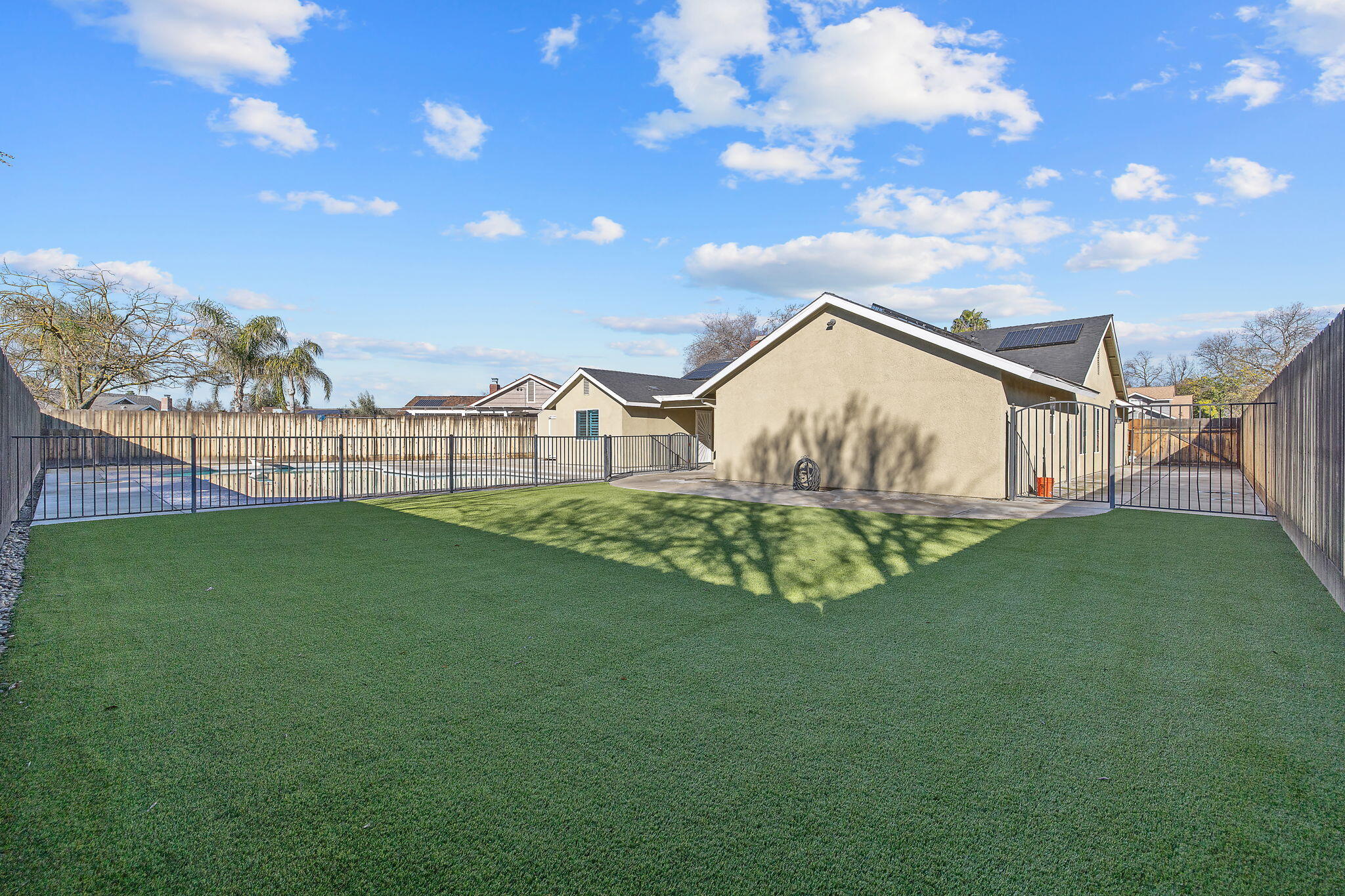 399 Palm Cir, Hanford, CA 93230