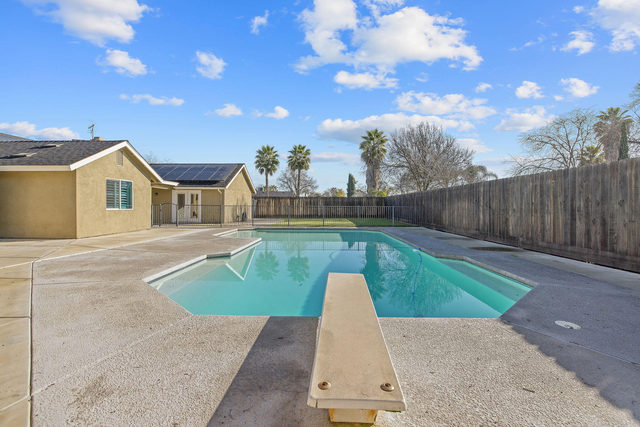 399 Palm Cir, Hanford, CA 93230