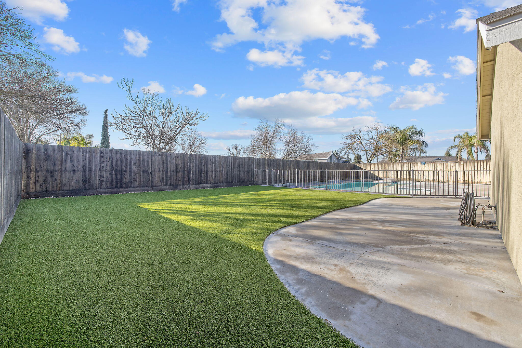 399 Palm Cir, Hanford, CA 93230