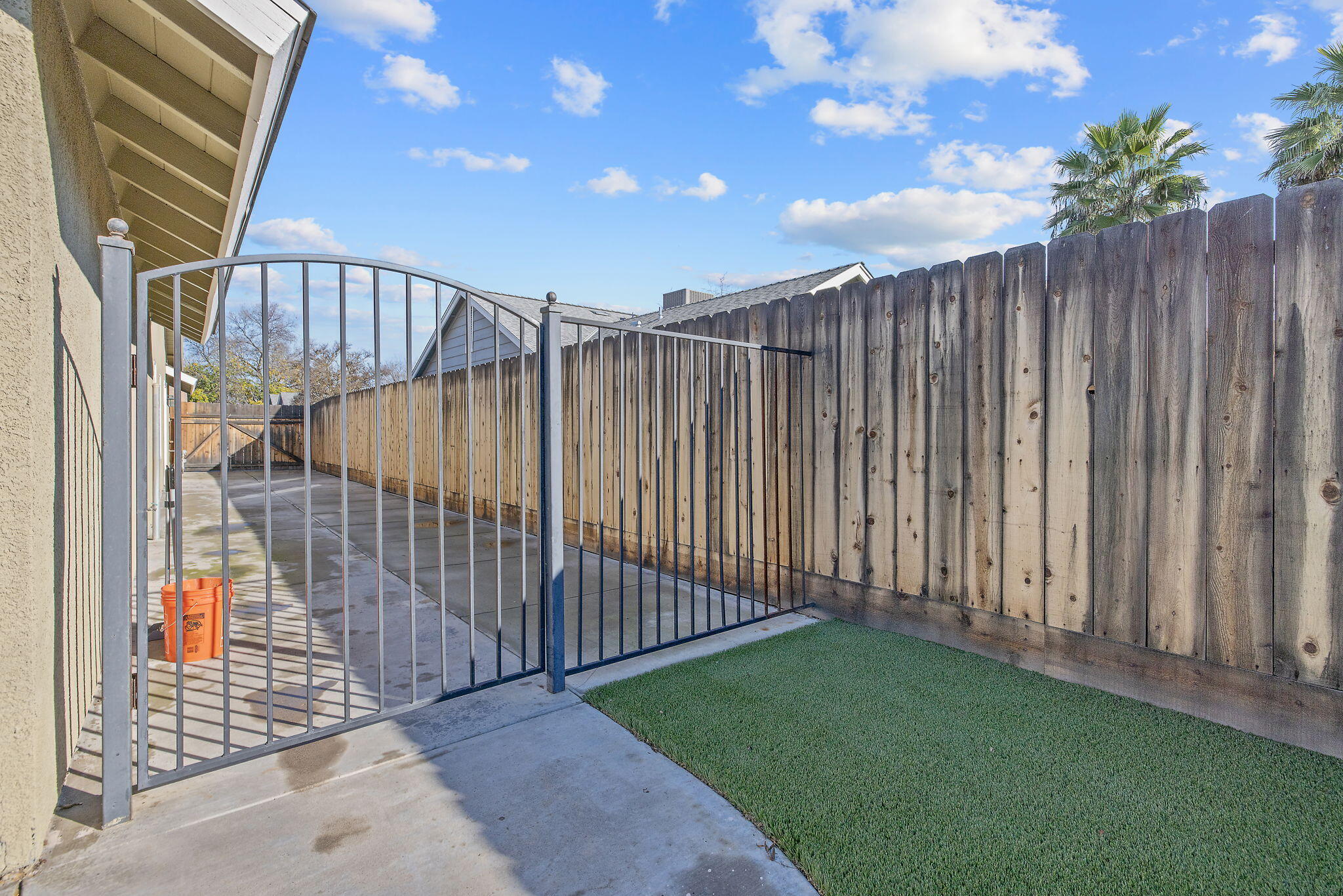 399 Palm Cir, Hanford, CA 93230