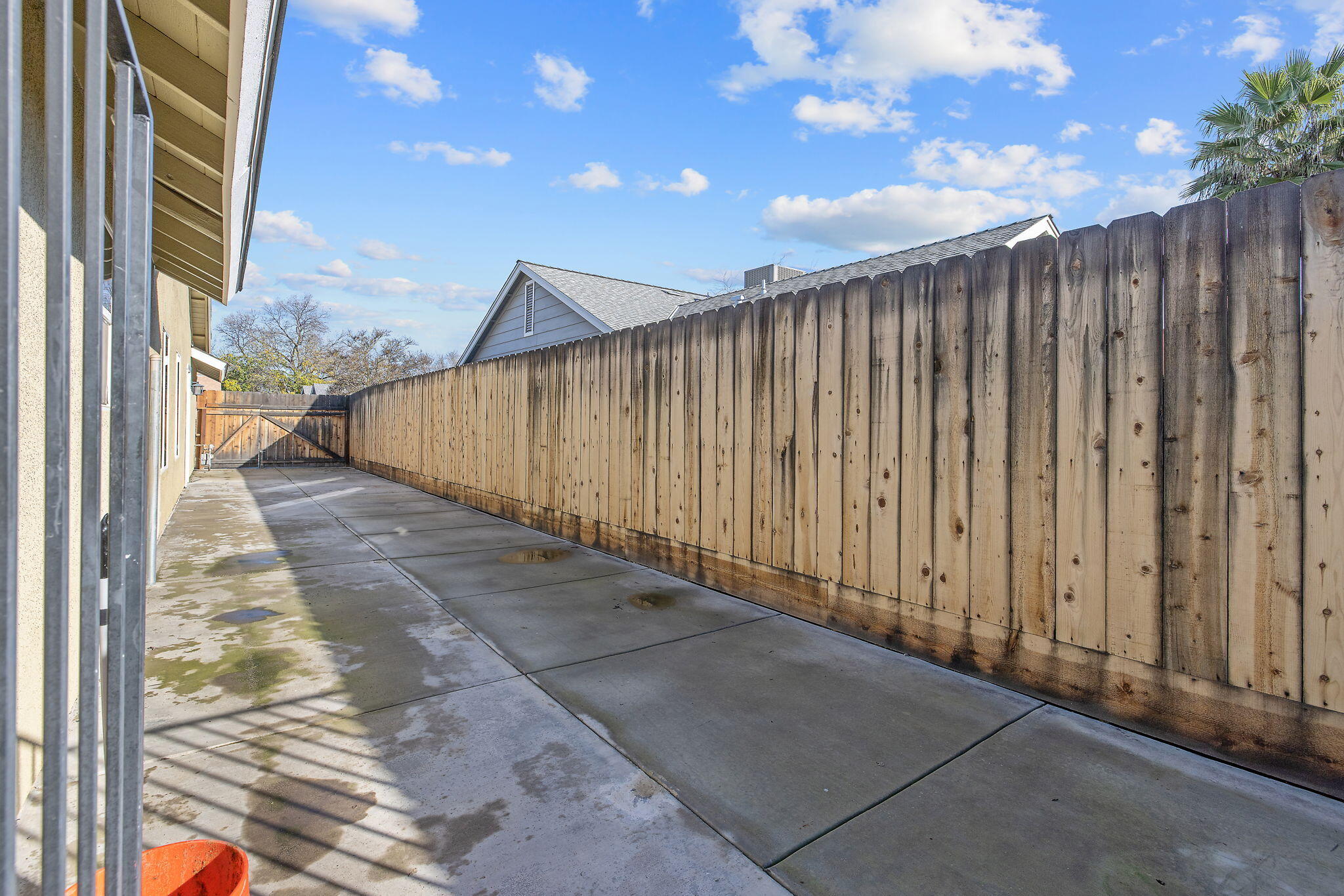 399 Palm Cir, Hanford, CA 93230