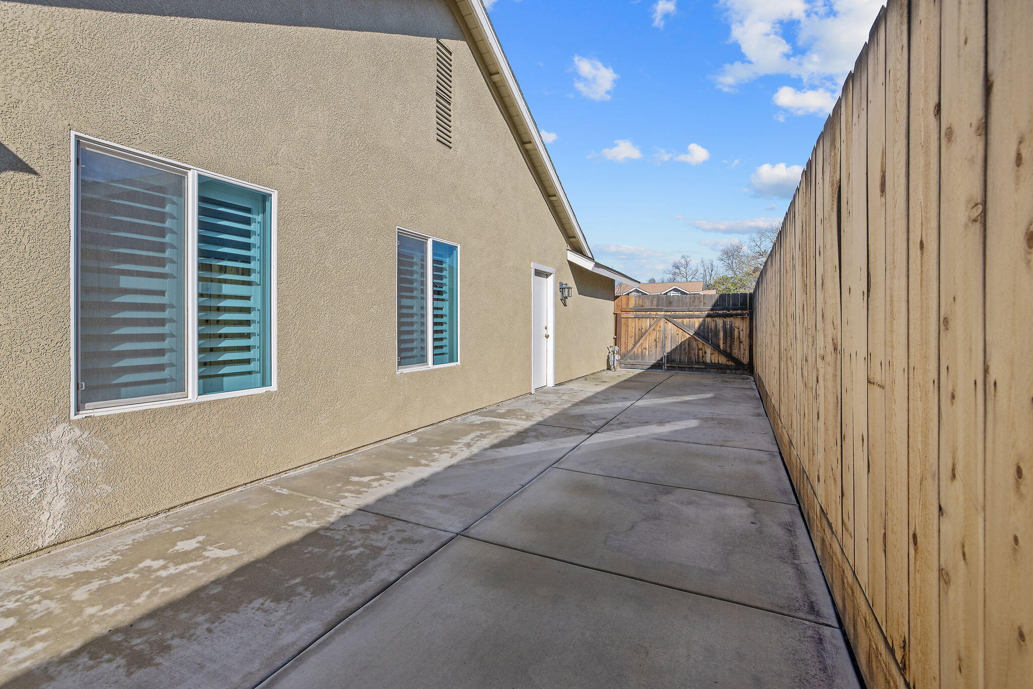 399 Palm Cir, Hanford, CA 93230