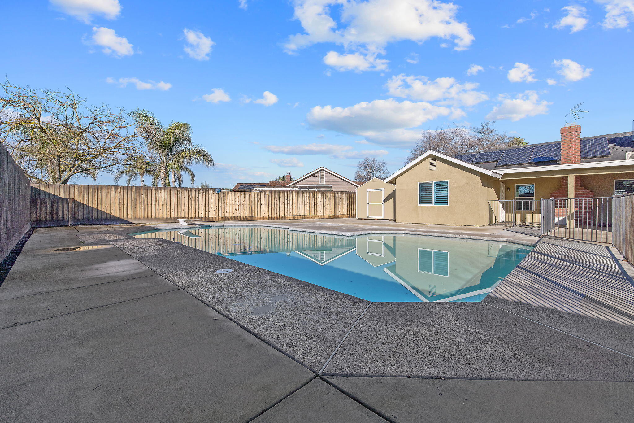 399 Palm Cir, Hanford, CA 93230