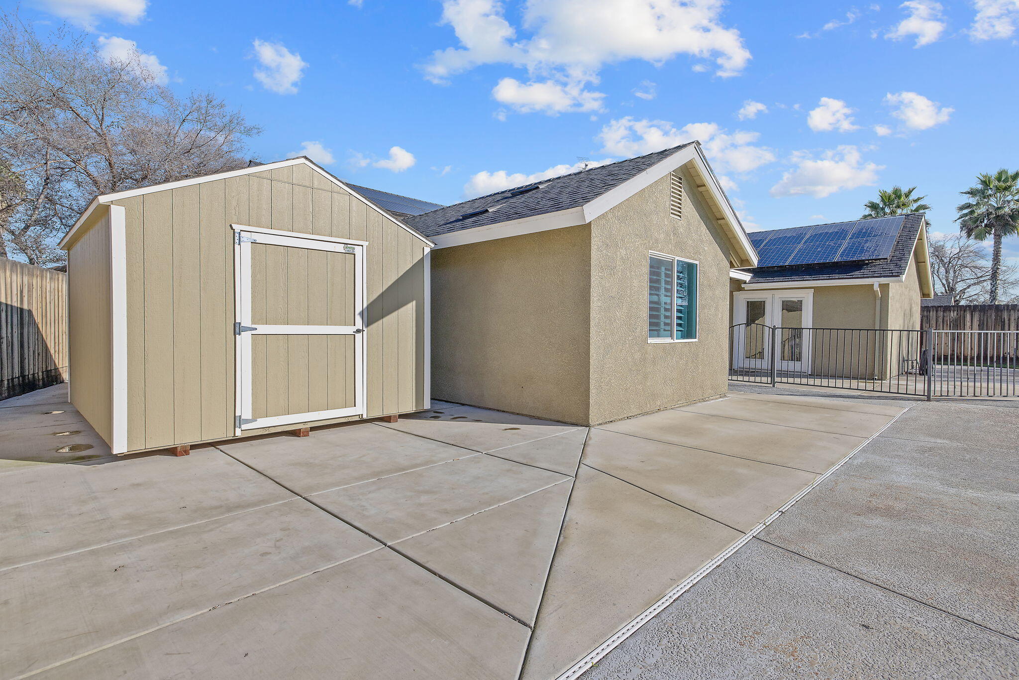 399 Palm Cir, Hanford, CA 93230