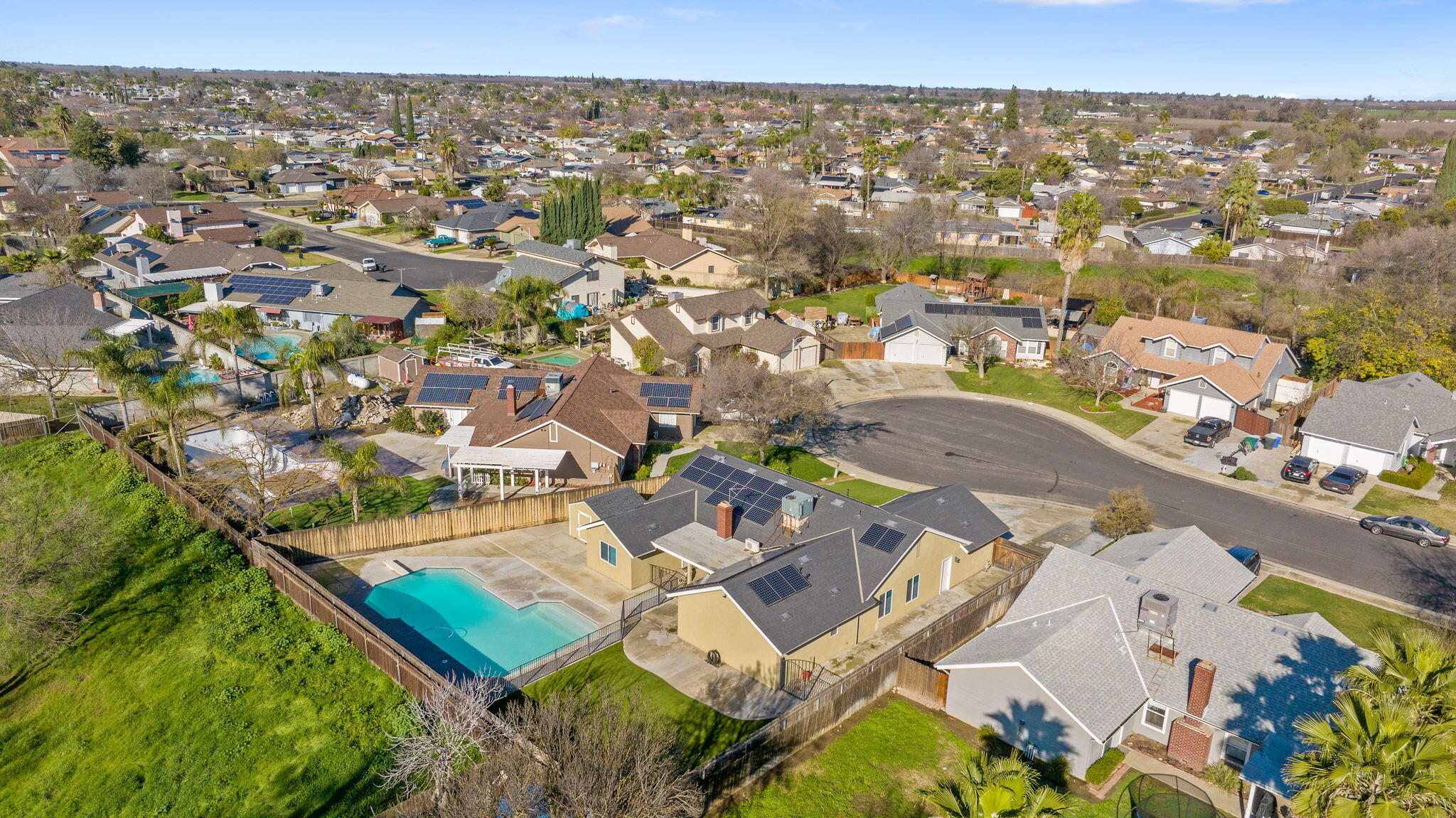 399 Palm Cir, Hanford, CA 93230