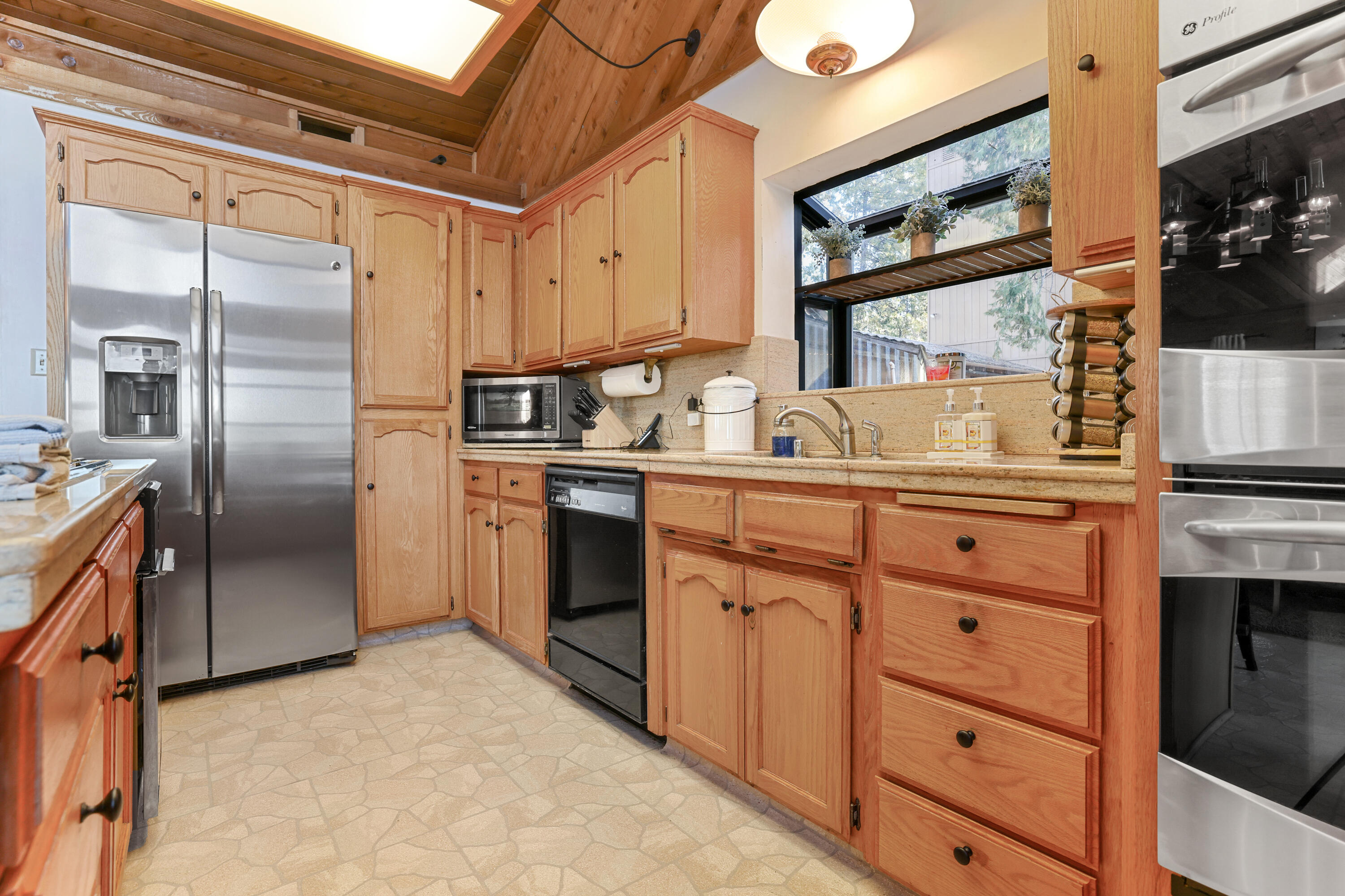 38443 Red Leaf Ln, Shaver Lake, CA 93664