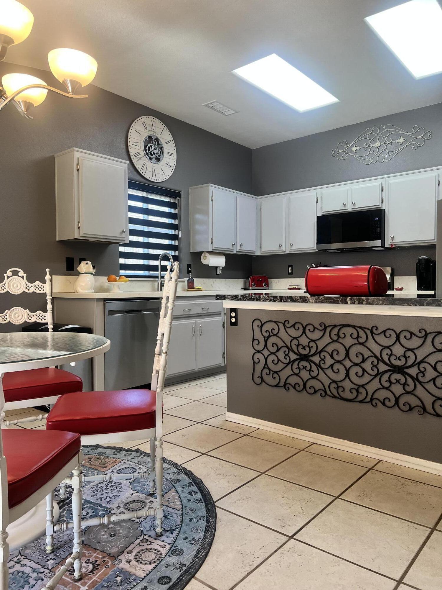 1735 E Country Ct, Visalia, CA 93292