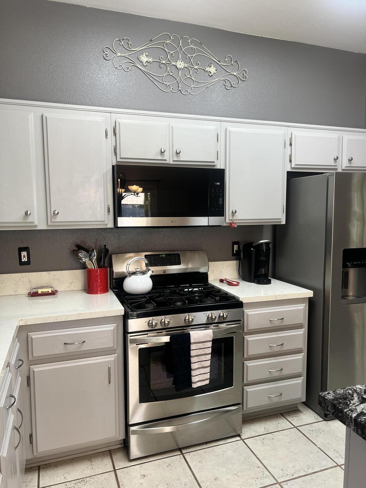 1735 E Country Ct, Visalia, CA 93292