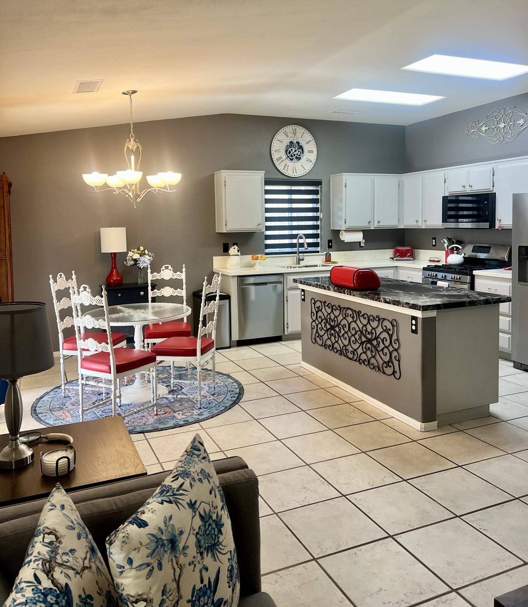 1735 E Country Ct, Visalia, CA 93292