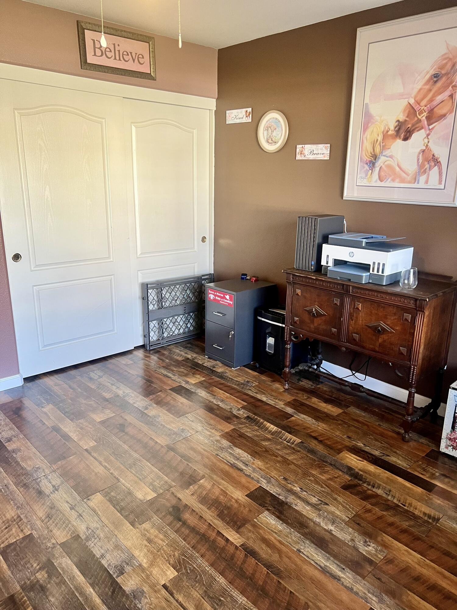 1735 E Country Ct, Visalia, CA 93292