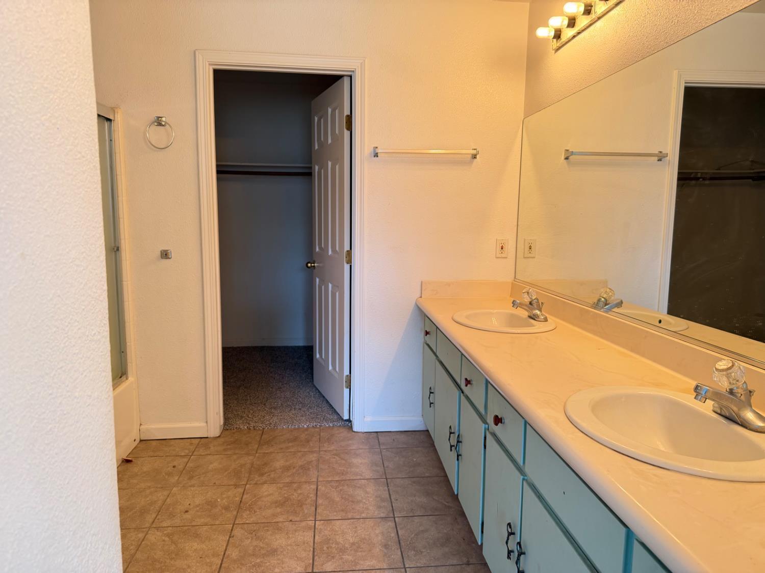 946 W Mammoth Pool Way, Hanford, CA 93230