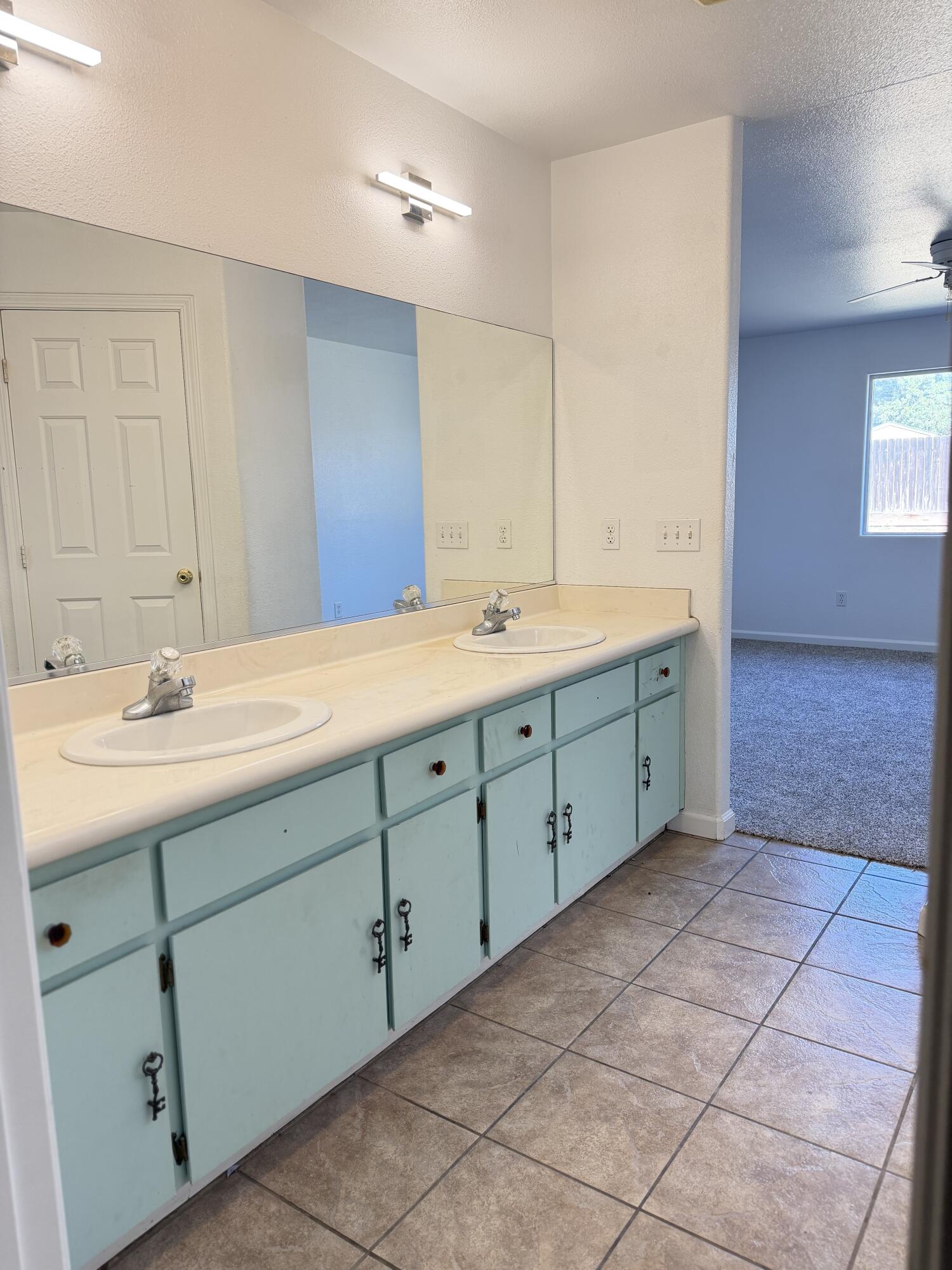 946 W Mammoth Pool Way, Hanford, CA 93230