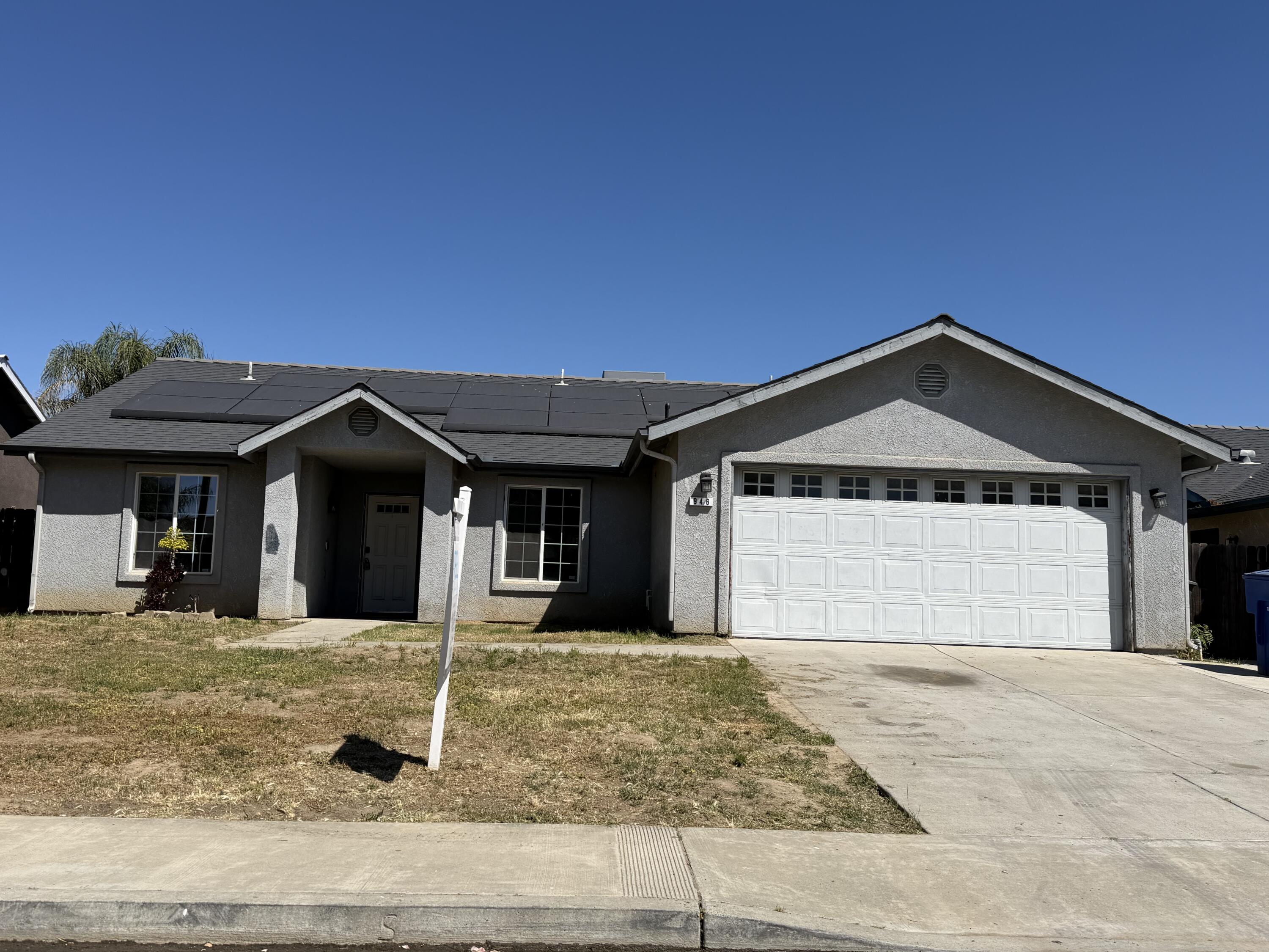 946 W Mammoth Pool Way, Hanford, CA 93230
