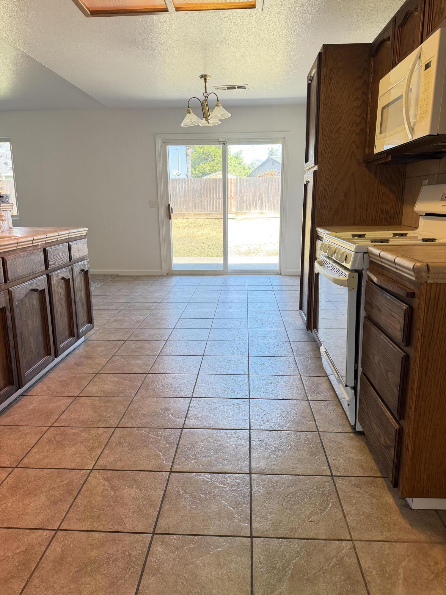 946 W Mammoth Pool Way, Hanford, CA 93230
