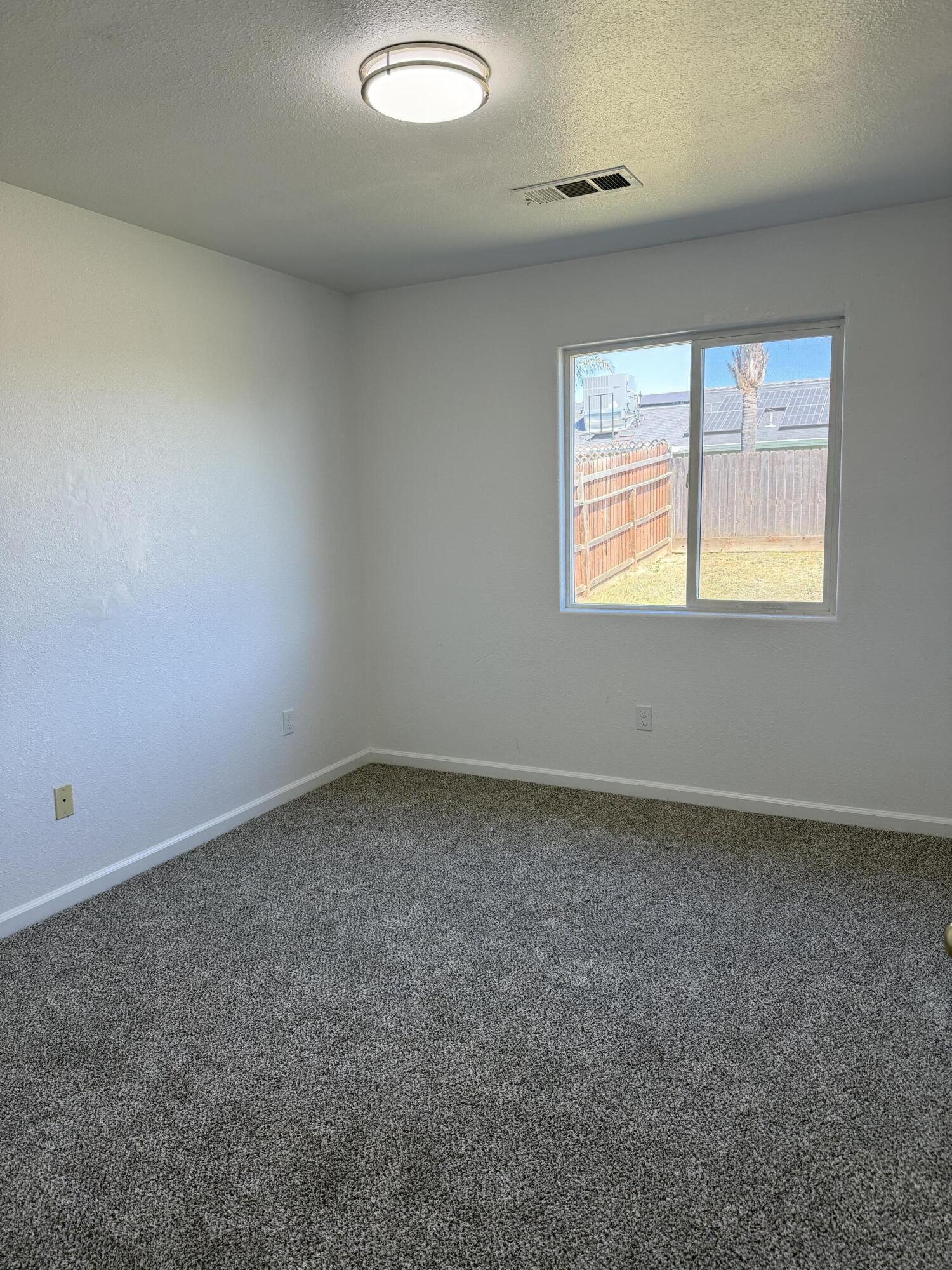 946 W Mammoth Pool Way, Hanford, CA 93230