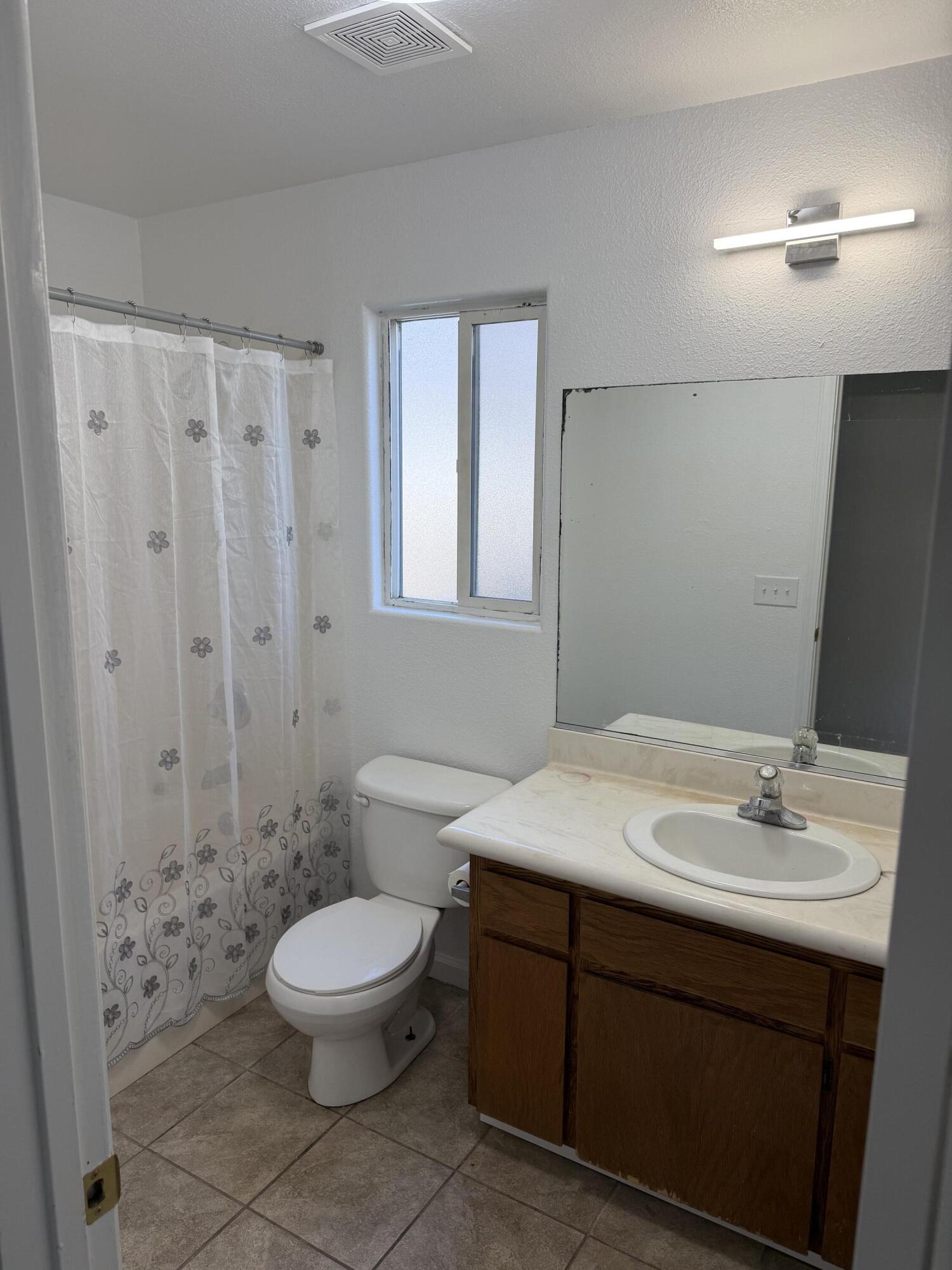 946 W Mammoth Pool Way, Hanford, CA 93230