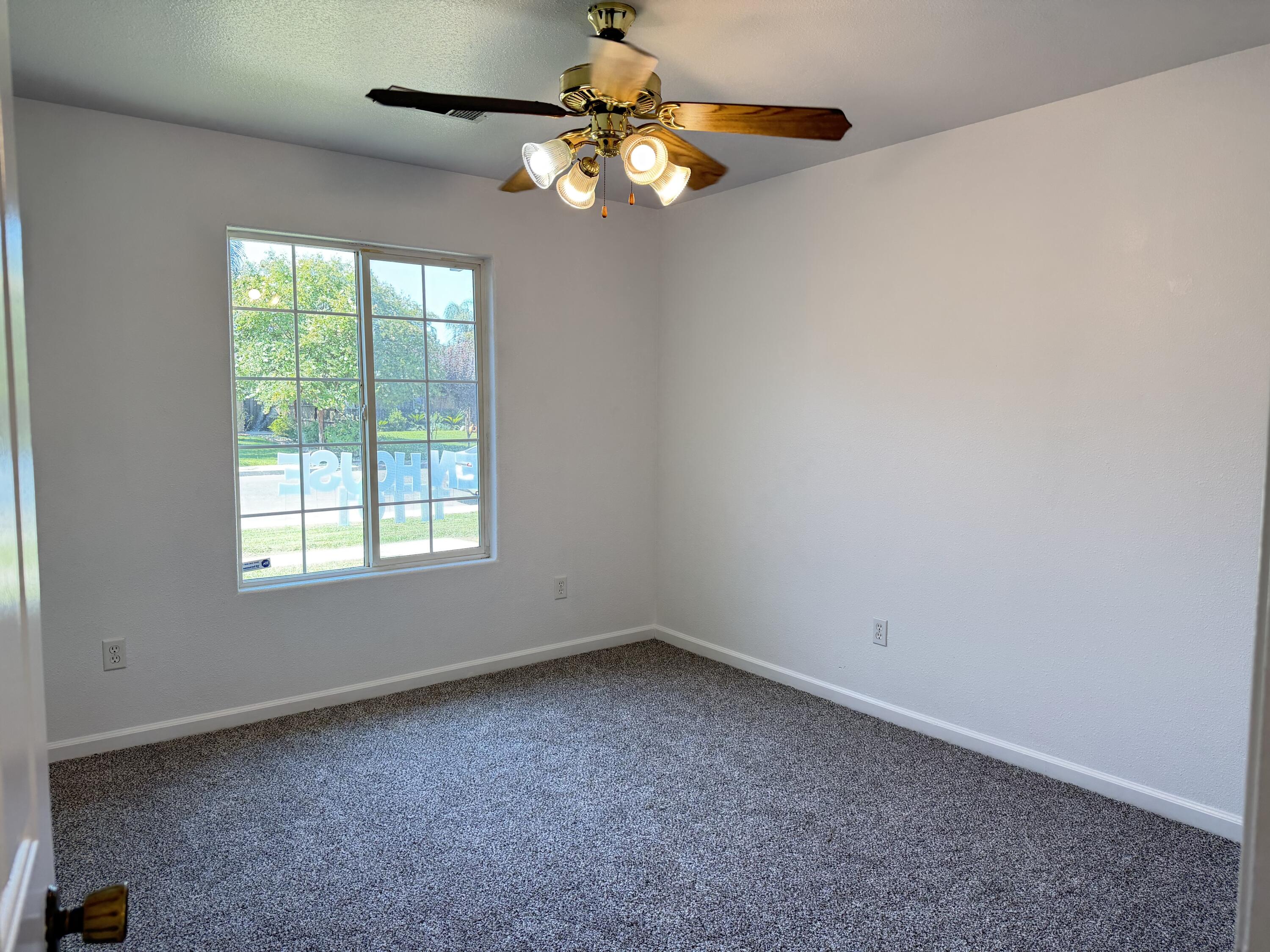 946 W Mammoth Pool Way, Hanford, CA 93230