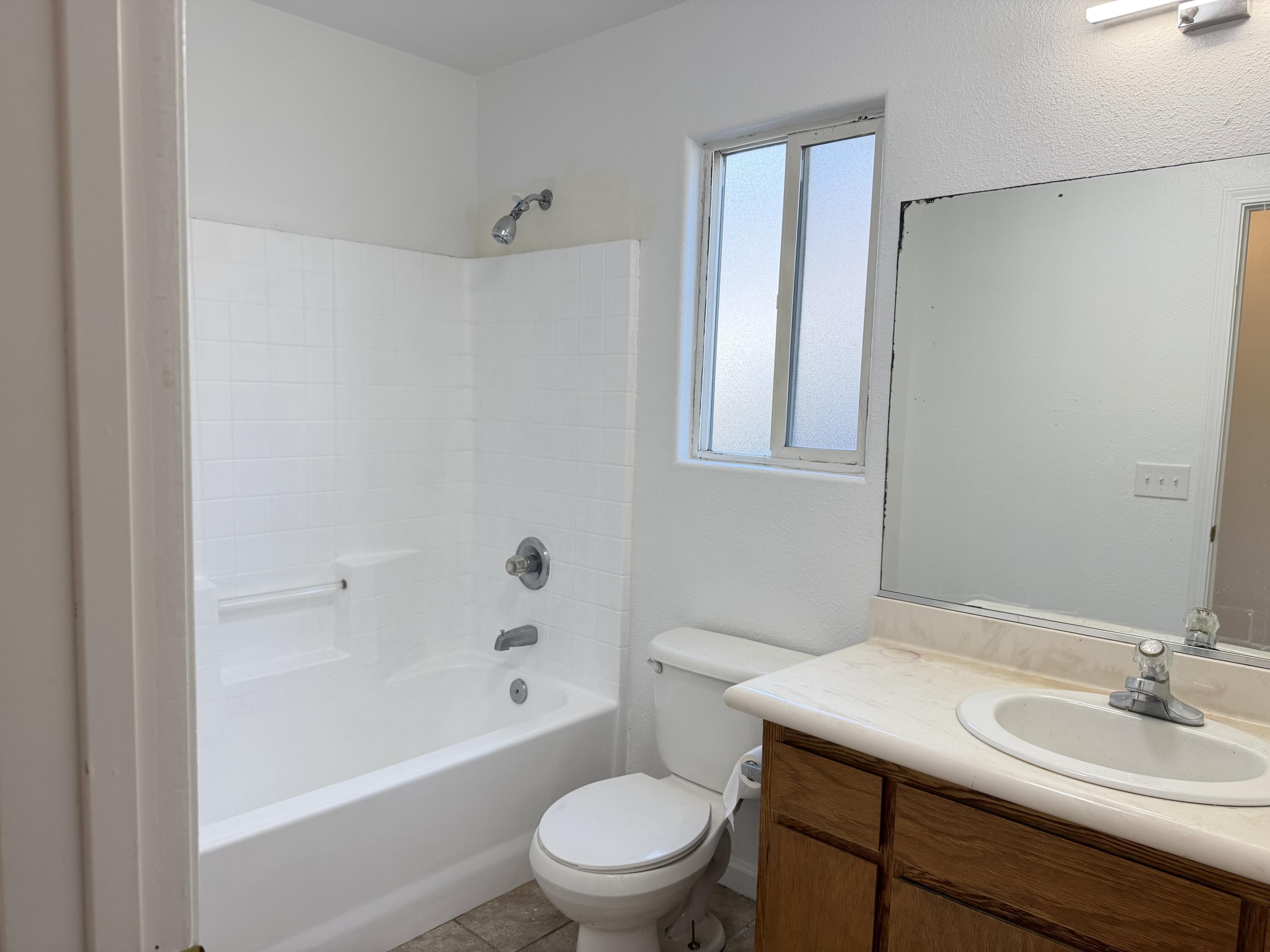 946 W Mammoth Pool Way, Hanford, CA 93230