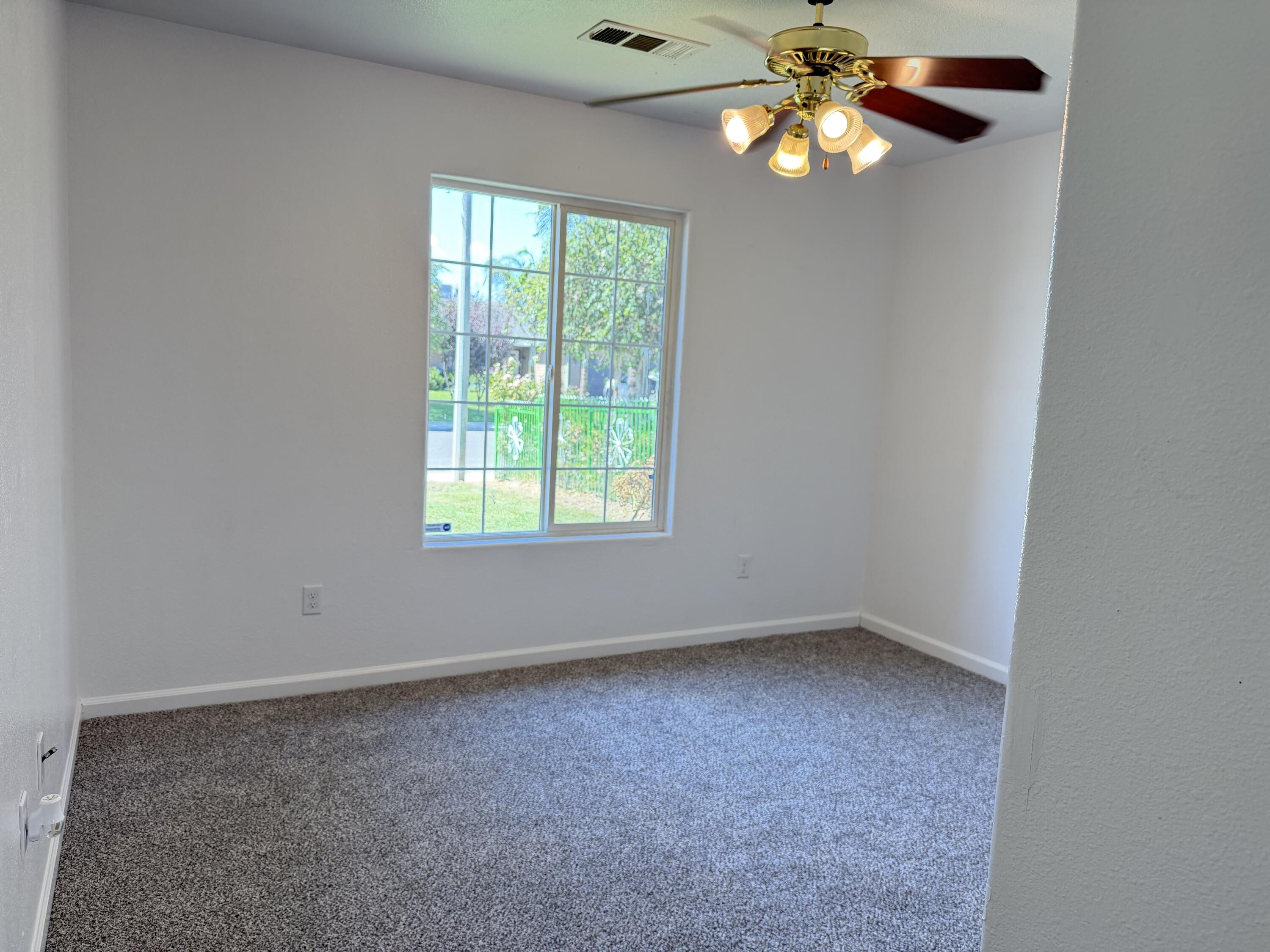 946 W Mammoth Pool Way, Hanford, CA 93230