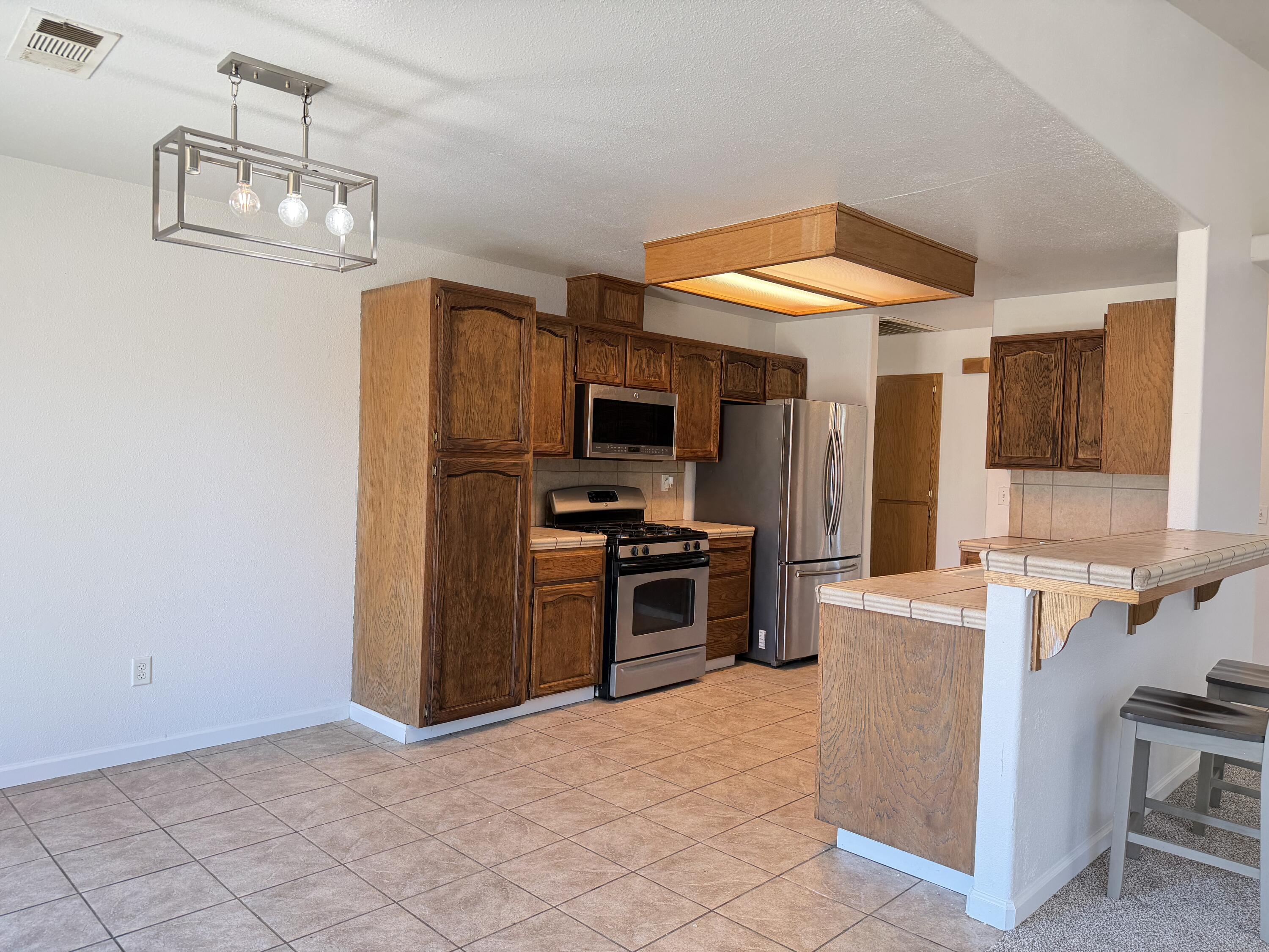 946 W Mammoth Pool Way, Hanford, CA 93230