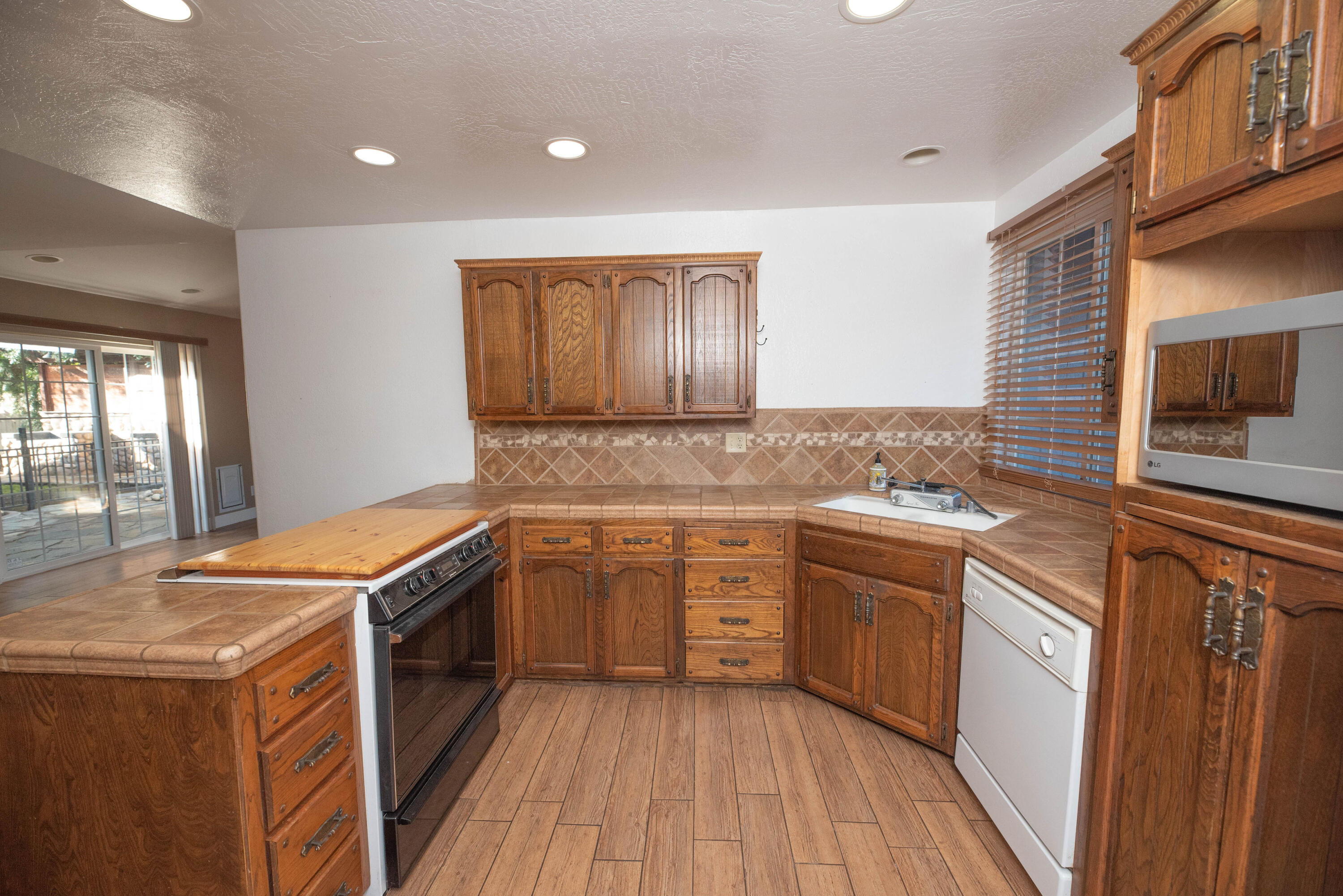 1401 S Cotta St, Visalia, CA 93292