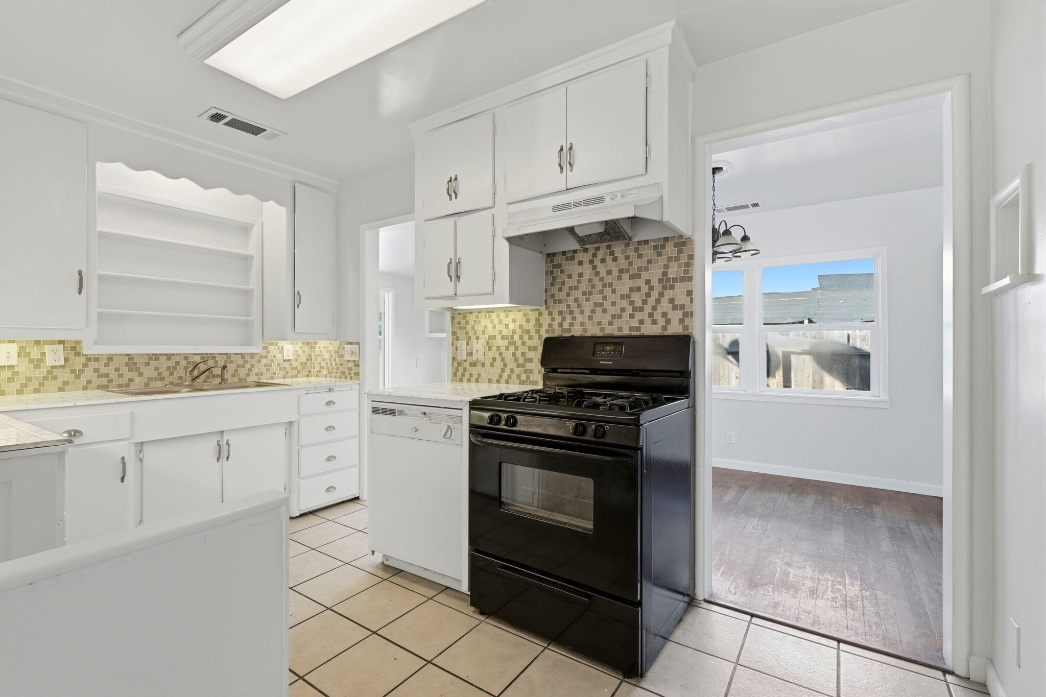 1683 W Morton Ave, Porterville, CA 93257