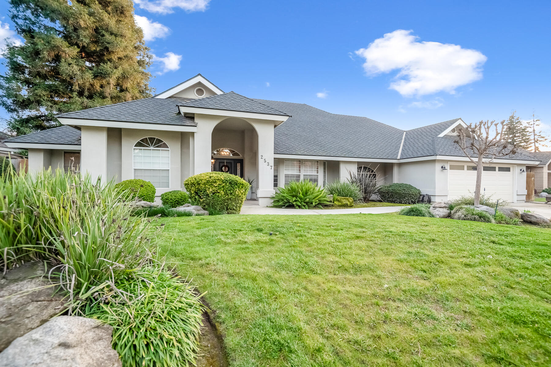 2537 E Hillcrest Ct, Visalia, CA 93292